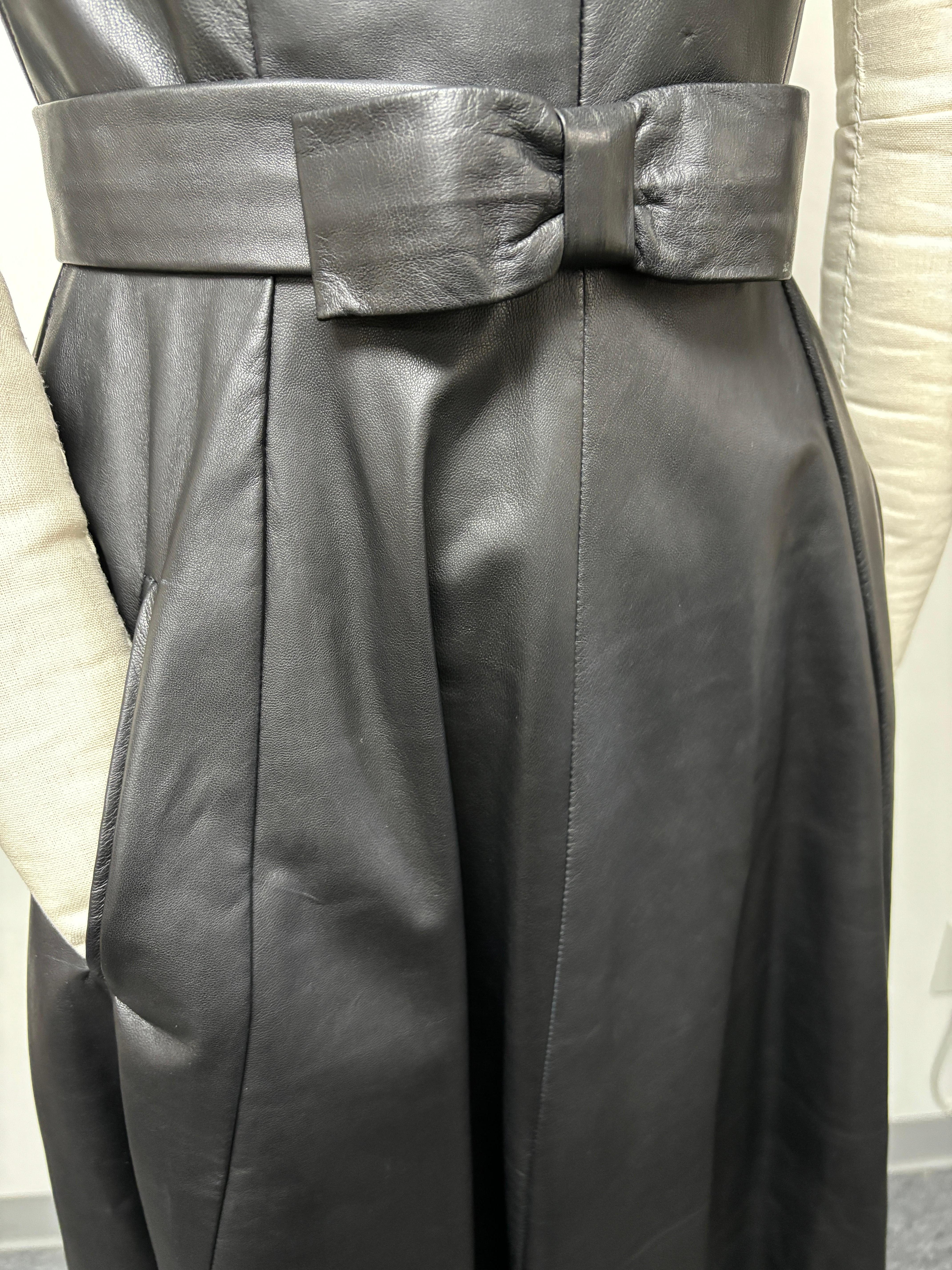 Vestido con Cinturón y Cuello en V de Piel Marrón Oscuro con Retrato en venta 5