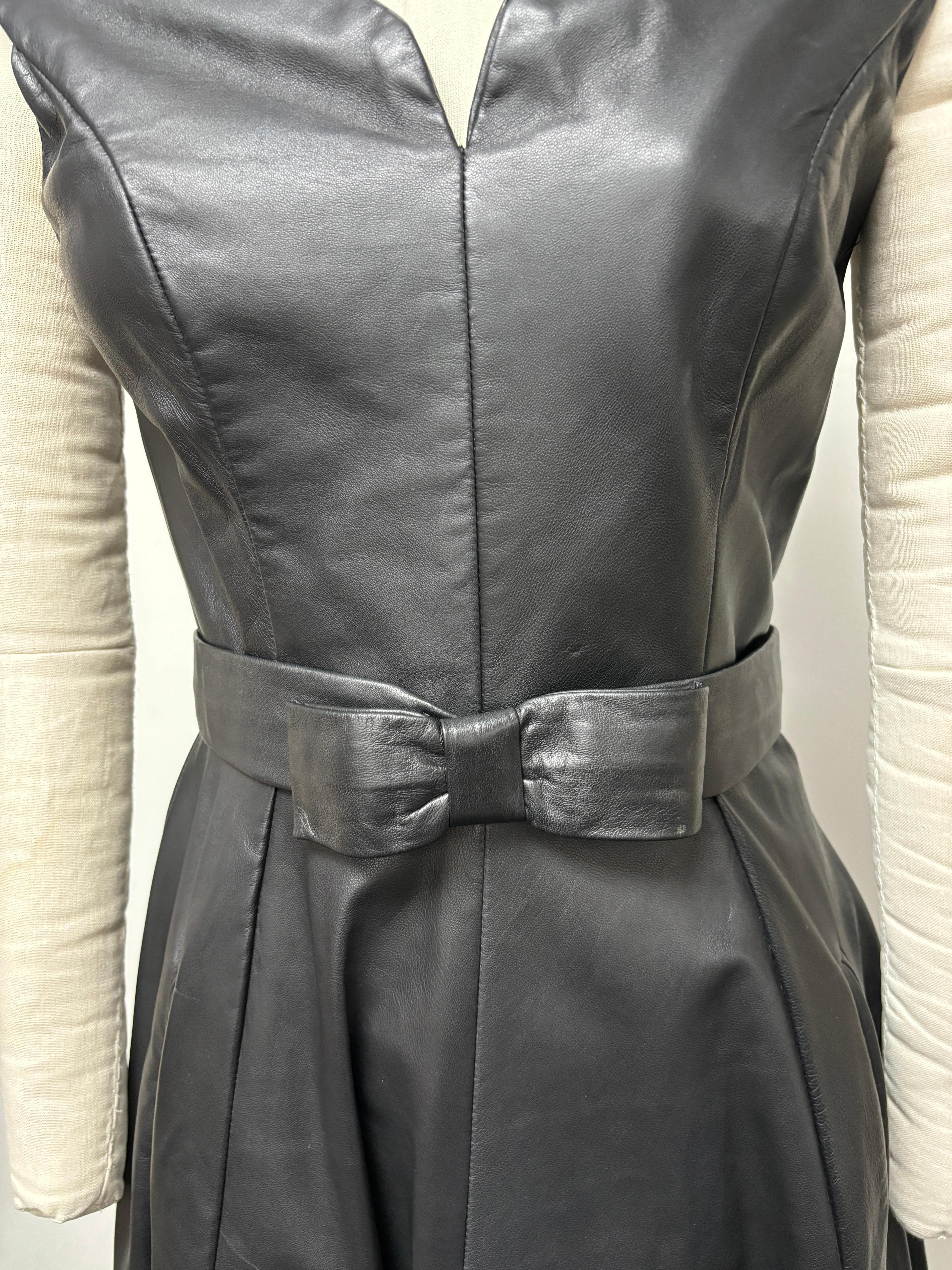 Vestido con Cinturón y Cuello en V de Piel Marrón Oscuro con Retrato en venta 4