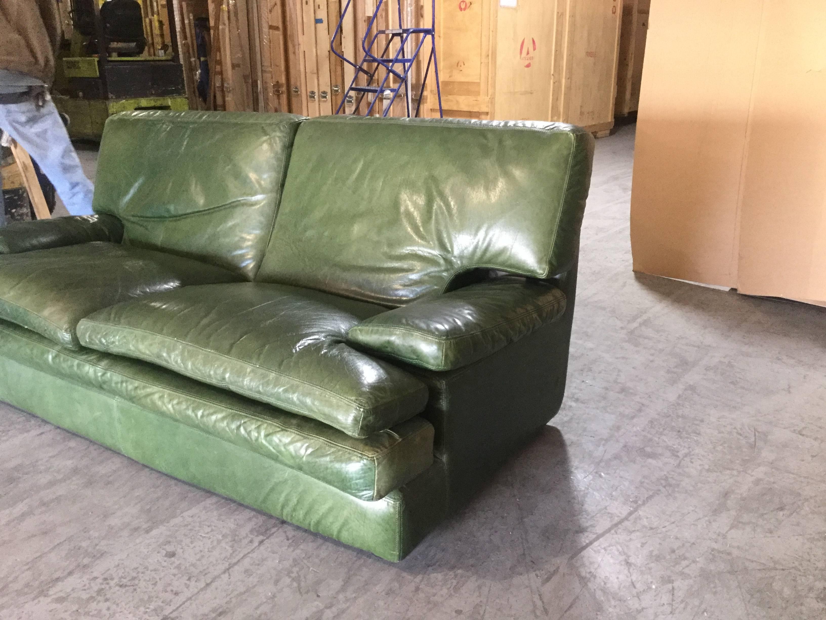 Mid-Century Modern Canapé vintage Roche Bobois en cuir vert souple