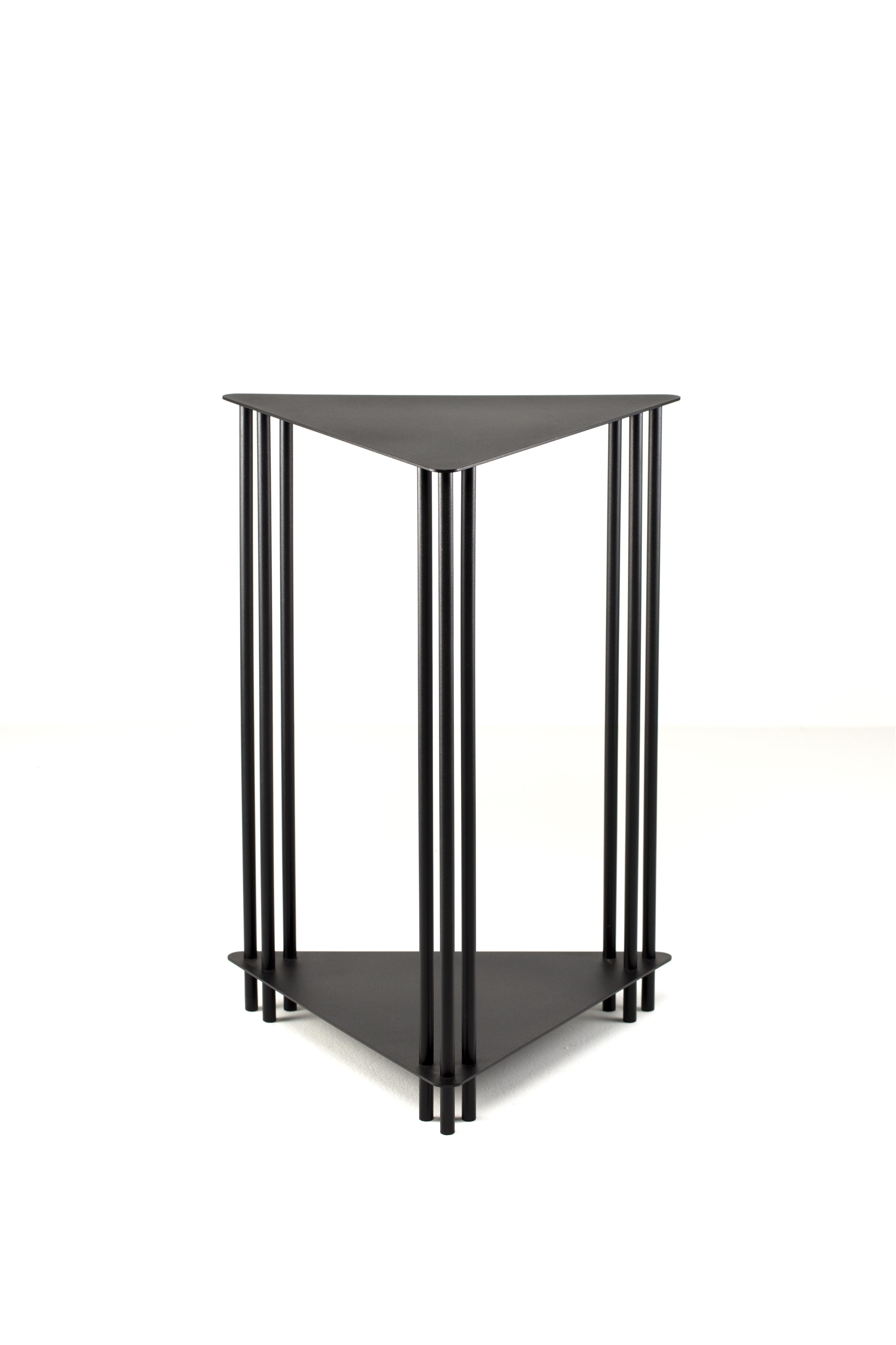 The support table is part of the Dureza collection. Carbon steel reigns as raw material, guiding both simple and rigorous forms, and the graphic language of this new series. The solid and geometric character of the metal plates dialogues with the