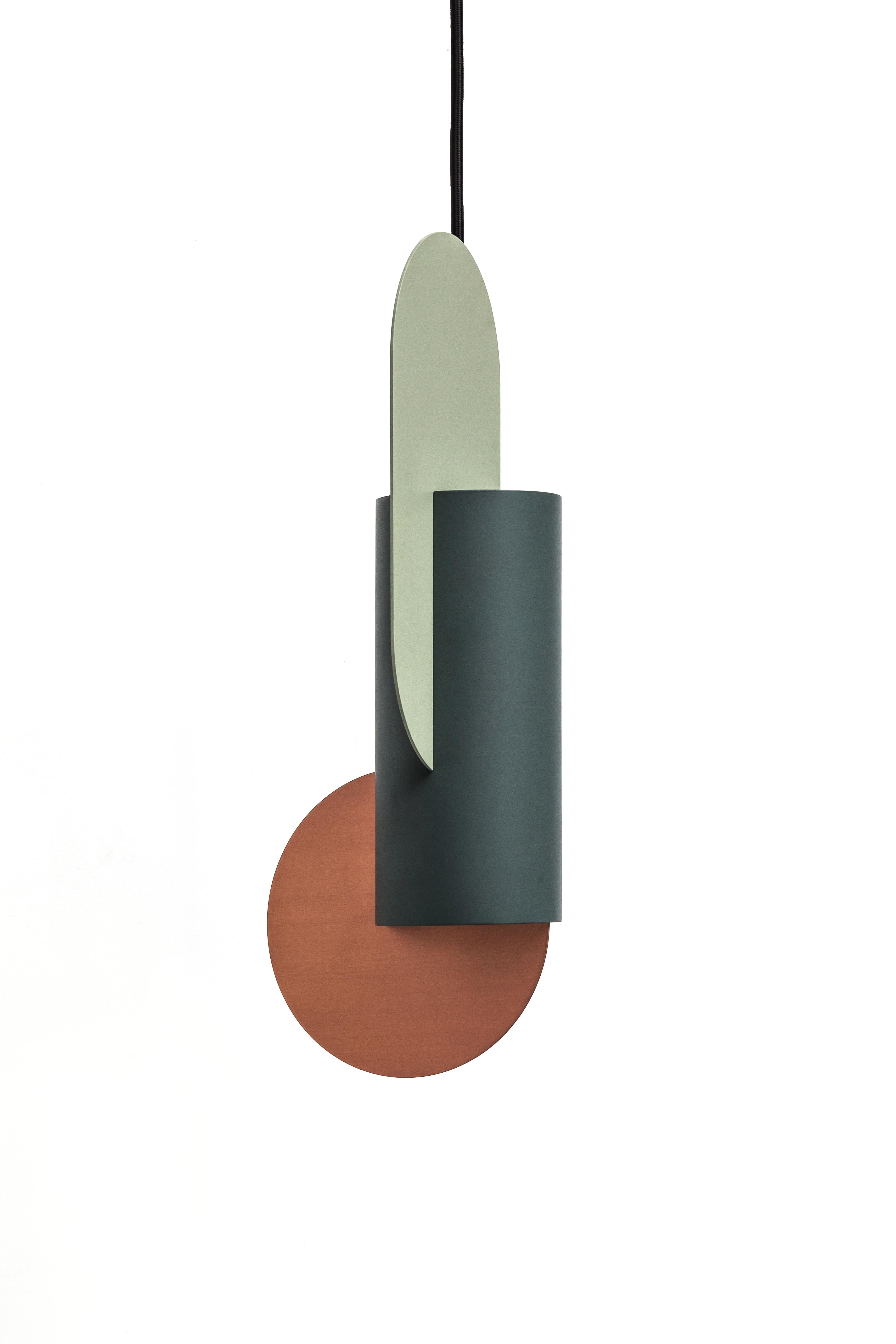 Lampada a sospensione Suprematic One CS1 di NOOM
Dimensioni: L. 17,5 x P. 15 x H. 45,5 cm 
Materiali: Rame, acciaio verniciato.

La collezione di lampade 