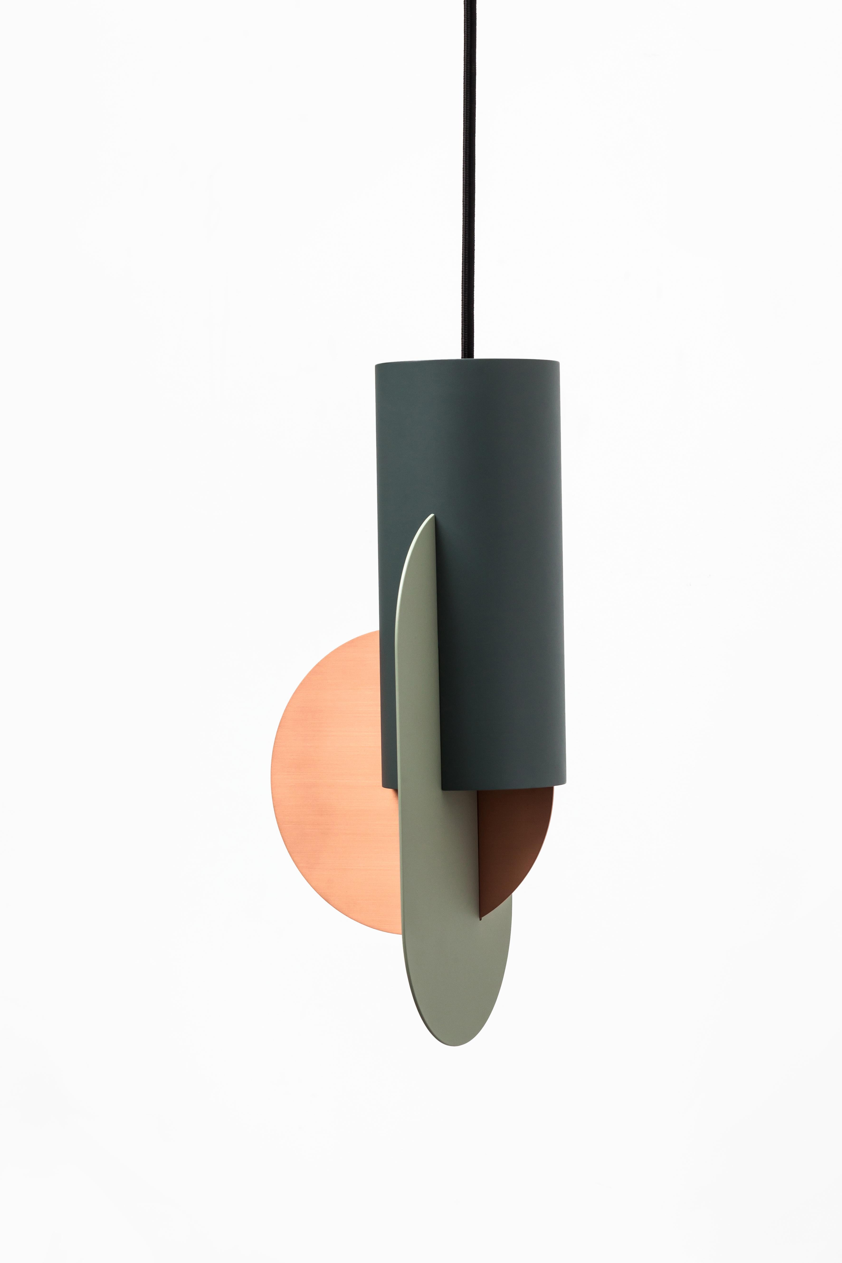 Lampada a sospensione Suprematic Three CS1 di NOOM
Dimensioni: L. 17,5 x P. 15 x H. 37 cm 
Materiali: Rame, acciaio verniciato.

La collezione di lampade 