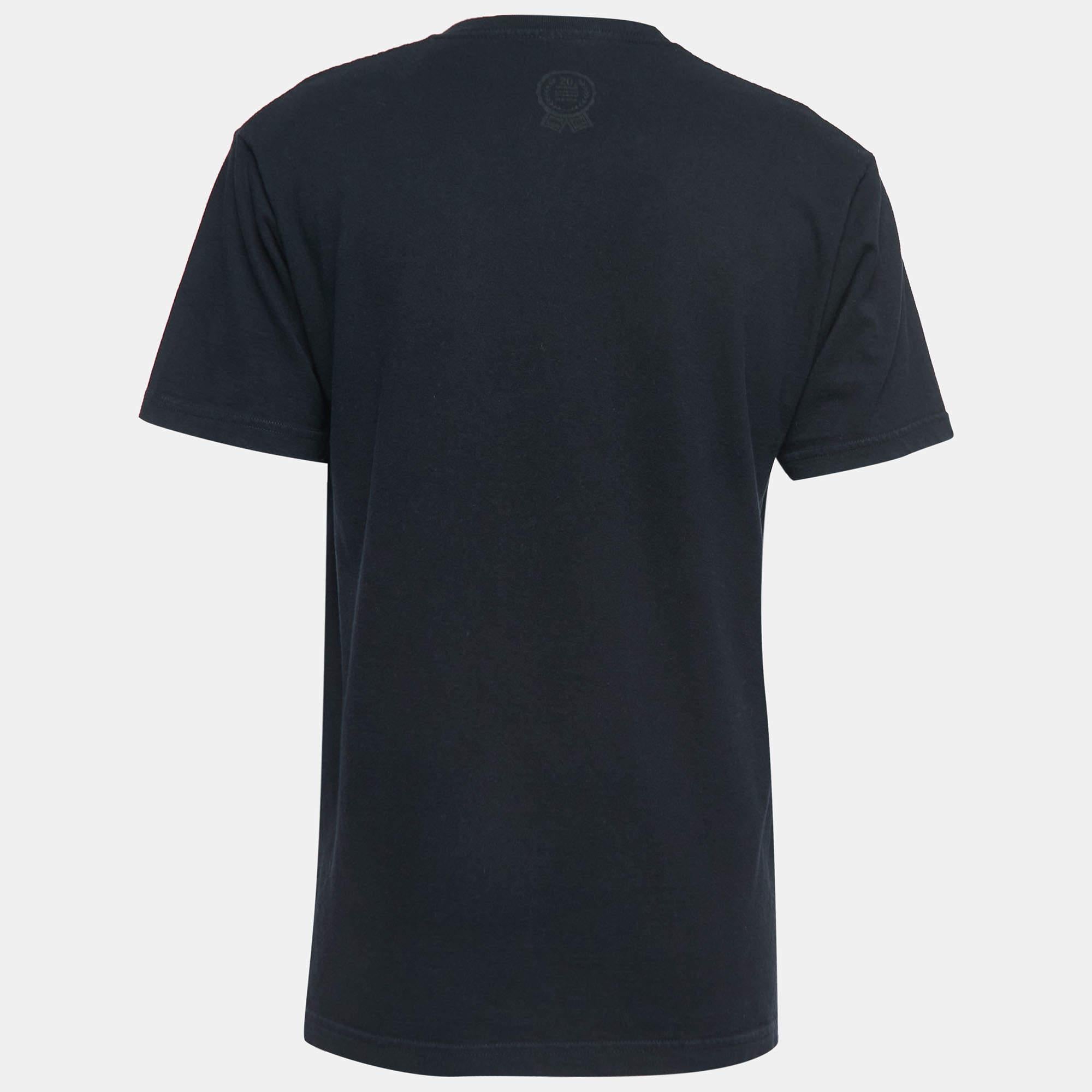 A perfect combination of comfort, luxury, and style, this designer t-shirt is a must-have piece! Made from quality materials, the creation can be styled with denim pants and sneakers for a cool look.
