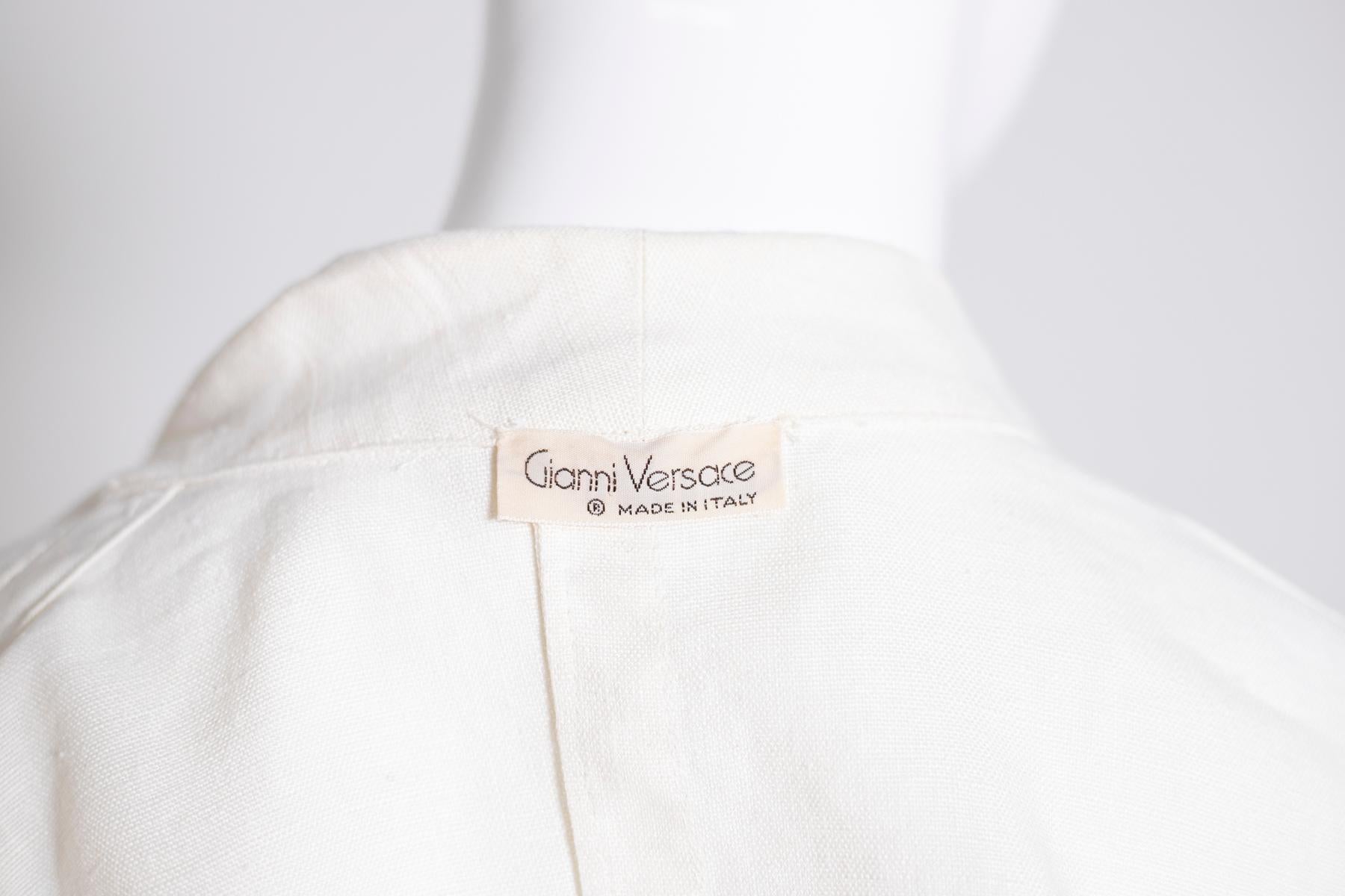 Sopraffine linen blazer designed by the great and unique Gianni Versace, made in Italy in the 1990s.
Original inside label.
The blazer is totally made of a white linen fabric, very elegant and chic.
The blazer has a shawl cut, in fact the collar is