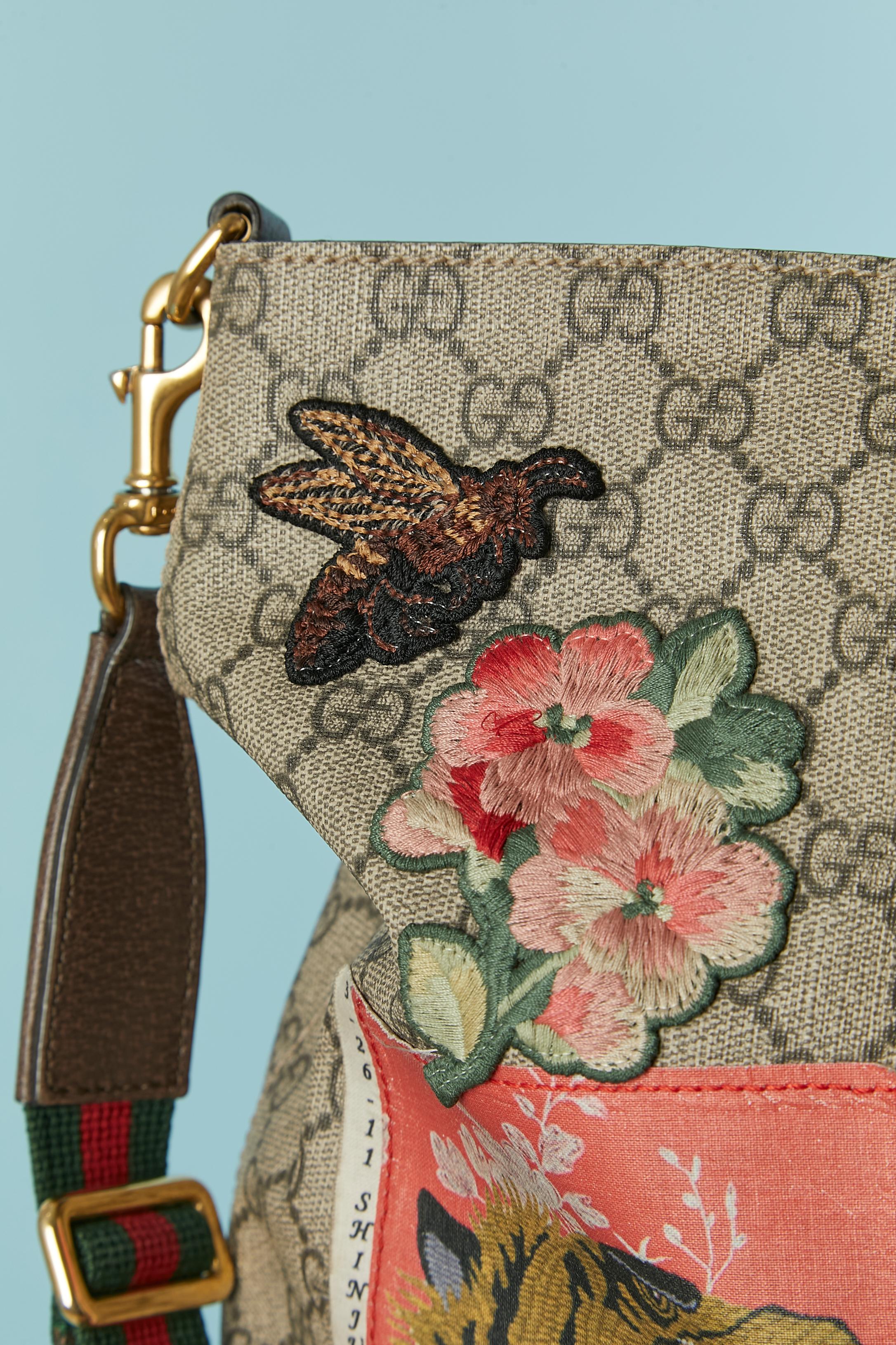Bolso tote Supreme GG recubierto de canevas con parches. Cierre magnético en la parte superior central. Un bolsillo interior con cremallera y 2 bolsillos planos. Forro de algodón beige. 
TAMAÑO= 42cm X 30cm X 17cm
Longitud del asa de cuero = 32