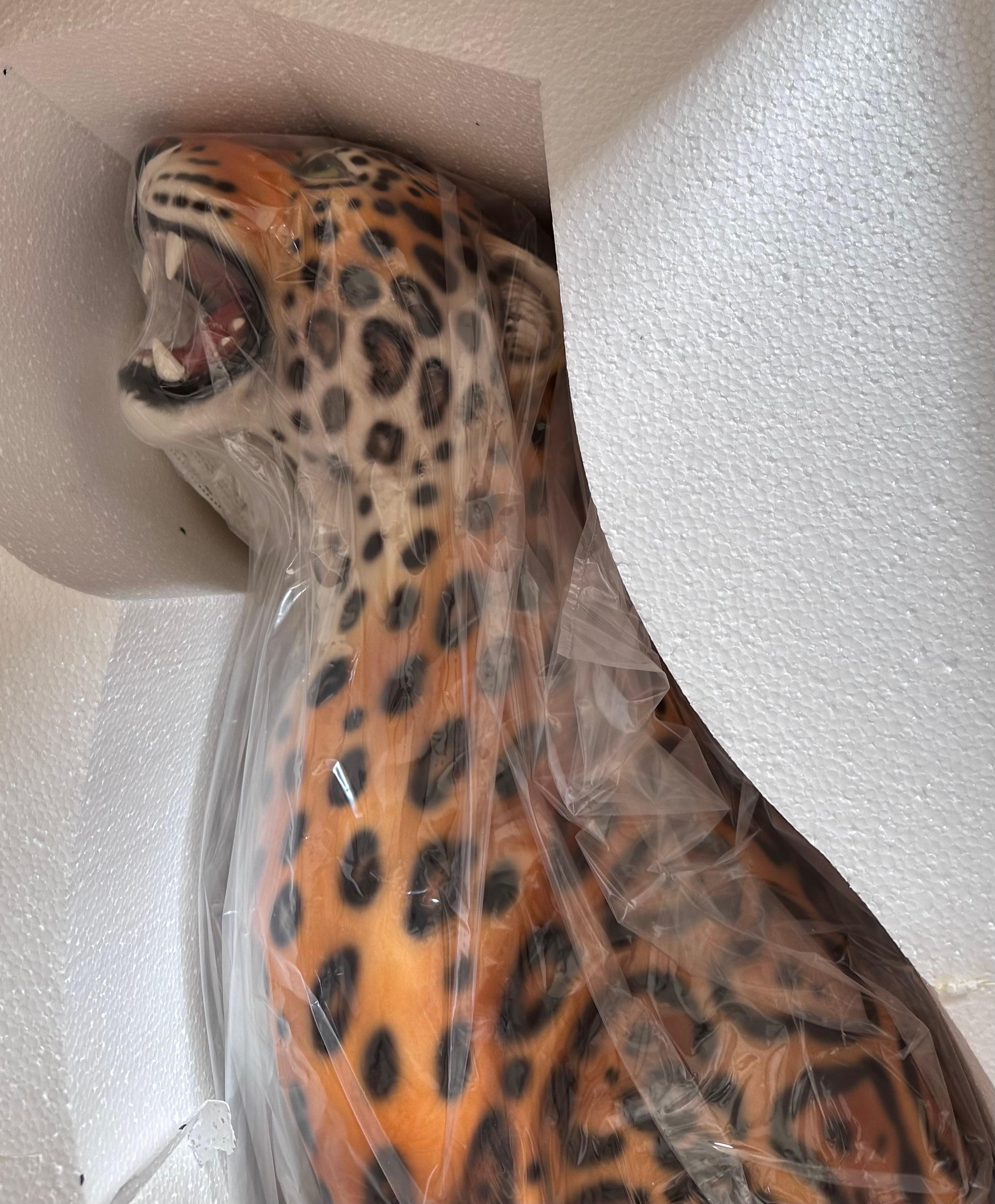 Suprême Sculpture monumentale de jaguar en porcelaine peinte à la main, printemps-été 2023. en vente 4