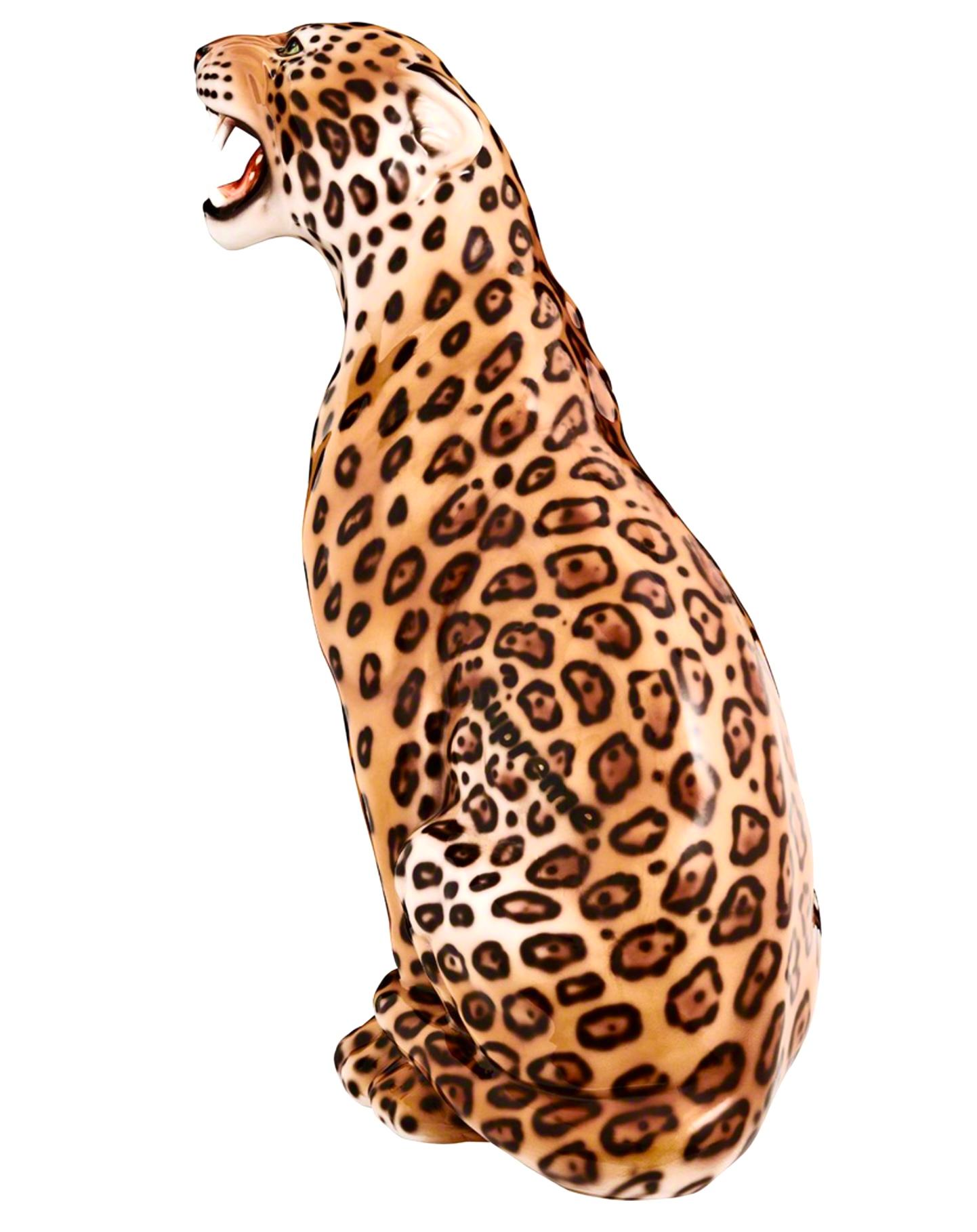 Sculpture suprême de jaguar en porcelaine monumentale peinte à la main, printemps-été 2023.  
Jaguar de 34