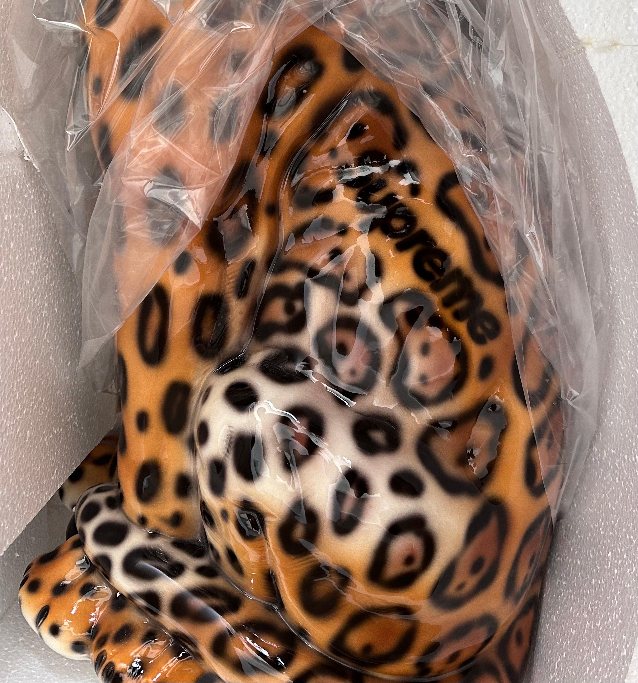 Suprême Sculpture monumentale de jaguar en porcelaine peinte à la main, printemps-été 2023. en vente 1