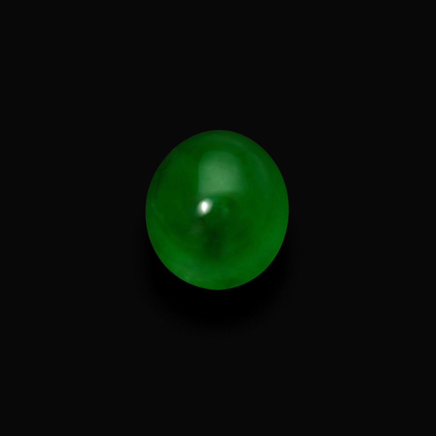 Rare et exceptionnel, cabochon ovale de 6 carats en jade de Birmanie, offert non monté aux connaisseurs de pierres précieuses les plus sophistiqués du monde. Ce jade impérial de qualité supérieure, d'un vert émeraude vibrant, présente un éclat