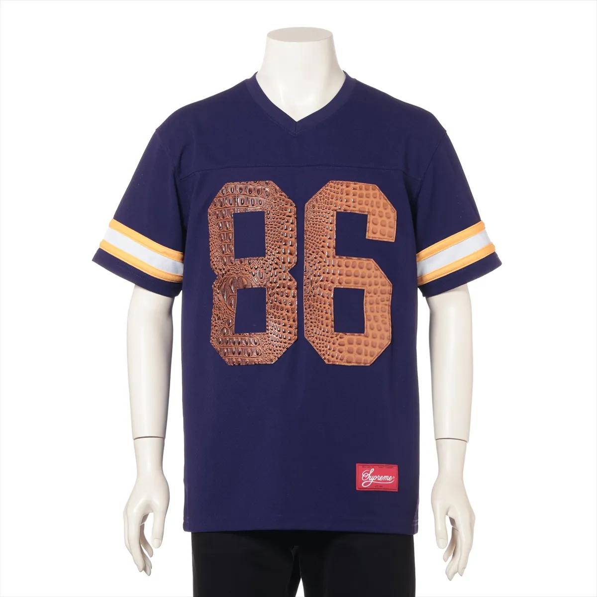 La T-Shirt Supreme Polyester Football Jersey in viola è un capo audace e sportivo che cattura il lato streetwear del marchio. Realizzato in poliestere leggero, presenta un'accattivante grafica 