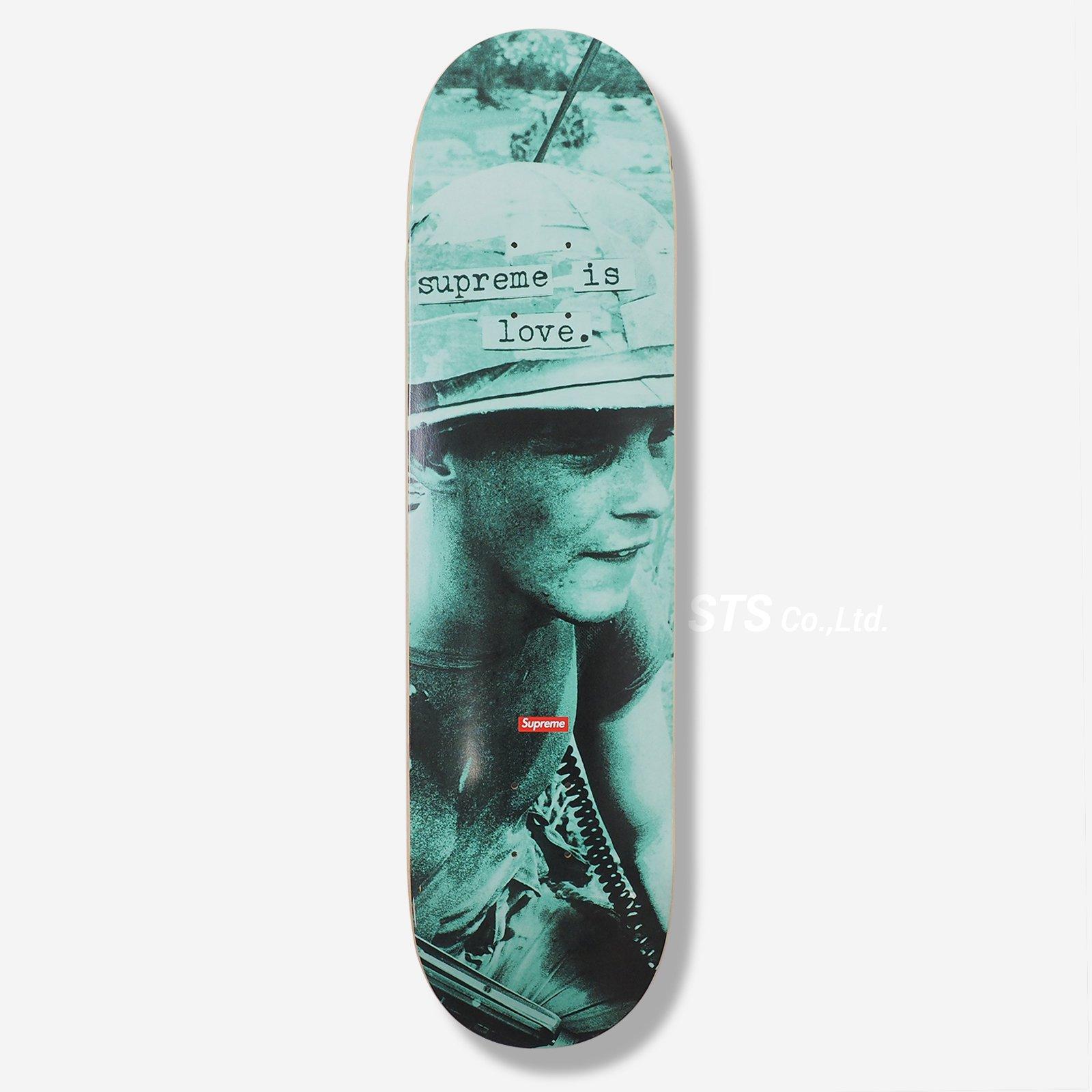 Supreme Skateboard Decks, 2019 (set di 2 opere):
Un set di tavole da skateboard Supreme di grande impatto, con il logo Supreme e il logo World Famous stampato sul davanti. Colori forti e vibranti e immagini classiche che si combinano per un'arte da