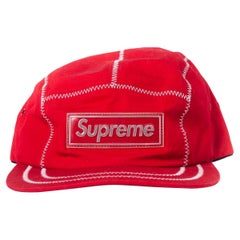 Gorra Supreme de tela roja con logotipo