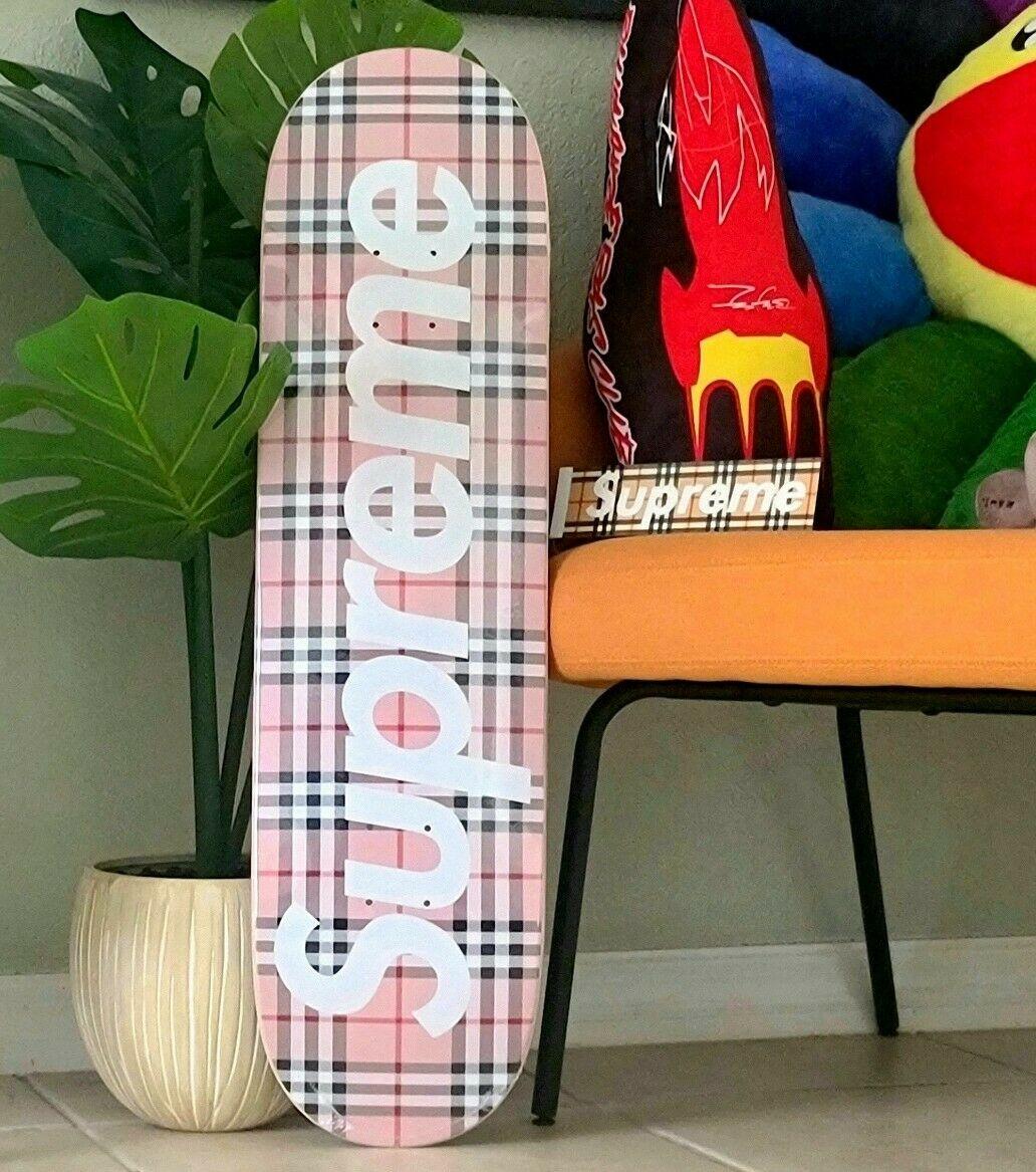 Wir präsentieren das Pink Burberry Pattern Skateboard Deck, ein atemberaubendes Kunstwerk, das durch die Collaboration zwischen Supreme und Burberry entstanden ist. Mit einer Größe von 32,125 Zoll mal 8,275 Zoll auf Ahornsperrholz ist dieses