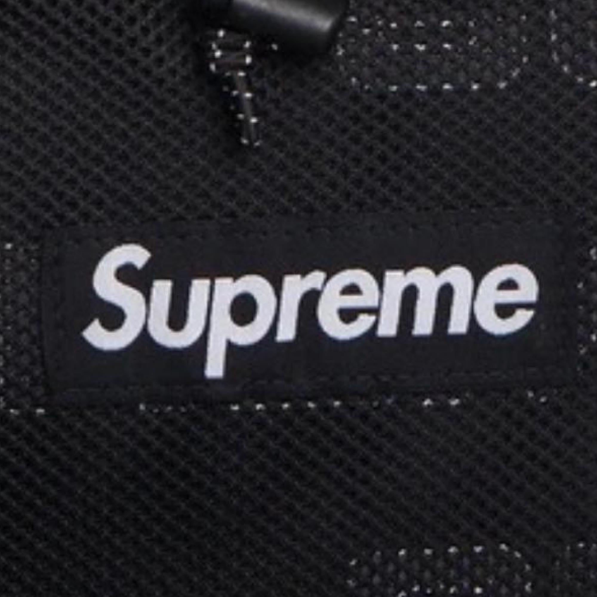 Supreme Side Bag Black In Excellent Condition For Sale In Montreal, Quebec