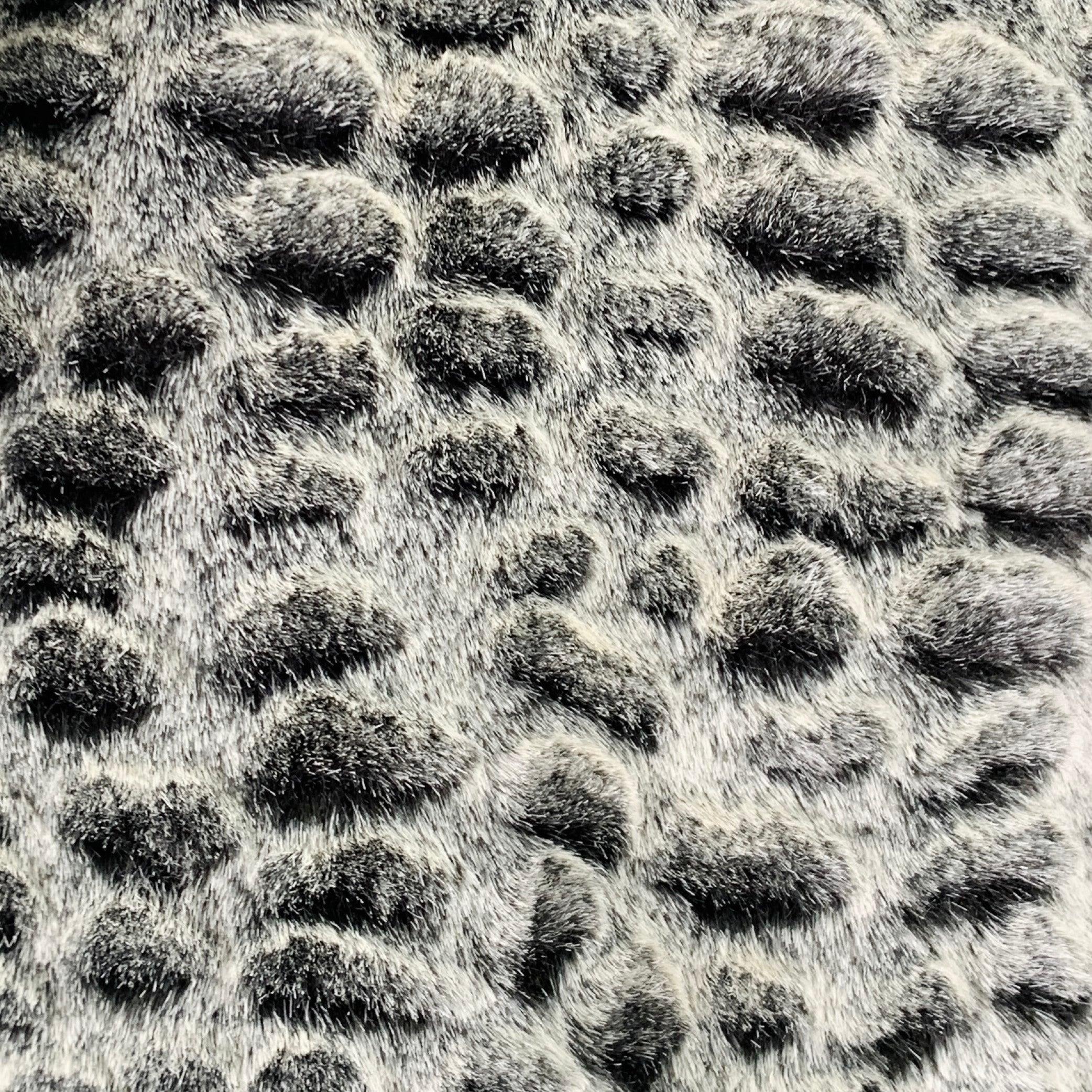 Coates SUPREME
en fausse fourrure acrylique gris anthracite, avec un design texturé, la technologie Windstopper pour un port confortable par temps venteux, et une fermeture à bouton.Très bon état d'occasion. Marque très mineure. 

Marqué :   M