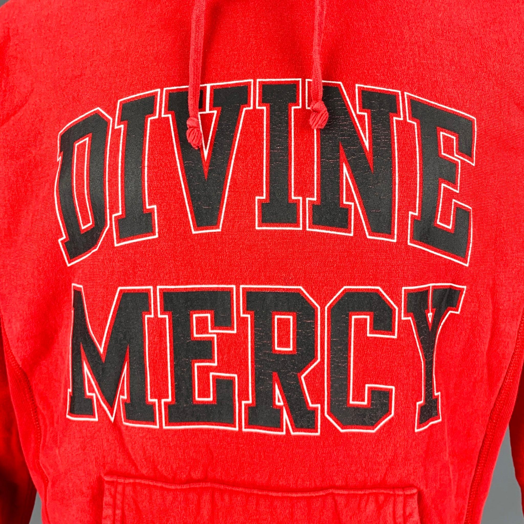 SUPREME sweatshirt
in a red cotton knit featuring a hooded style, text which reads 