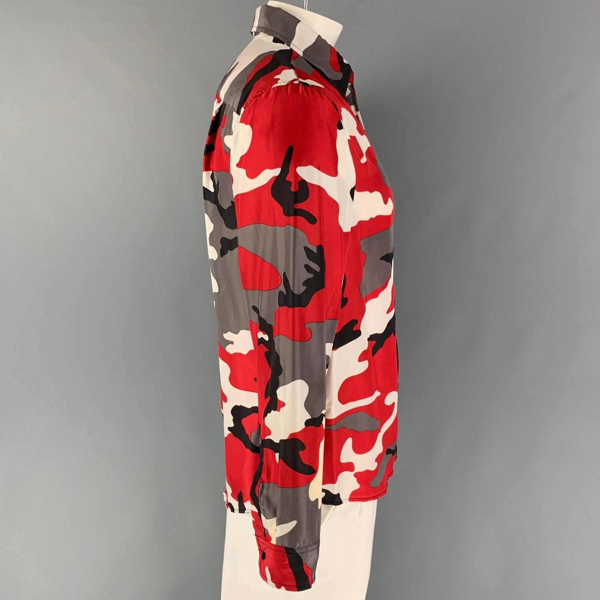 SUPREME SS 19 Collection Langarm-Shorts aus grau-grauer Camouflage-Seide, mit Stehkragen, aufgesetzten Taschen und Knopfverschluss.
Sehr gut
Gebrauchtes Zustand. 

Markiert:   M  

Abmessungen: 
 
Schultern: 17,5 Zoll  Brustkorb: 42 Zoll  Ärmel: 26