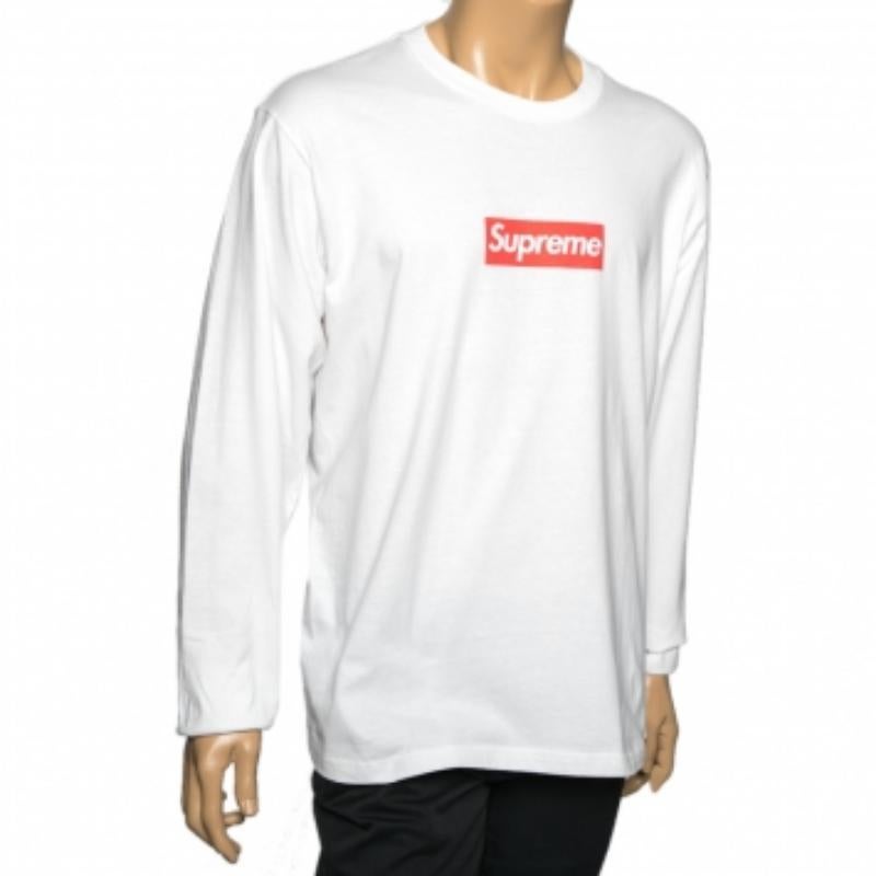 Chic and comfortable, this Supreme T-shirt will be your next favorite casual wear. The brand signature on the front, long sleeves, and a crew neckline increase its charm. Pair it with black pants or jeans for a stylish appearance.