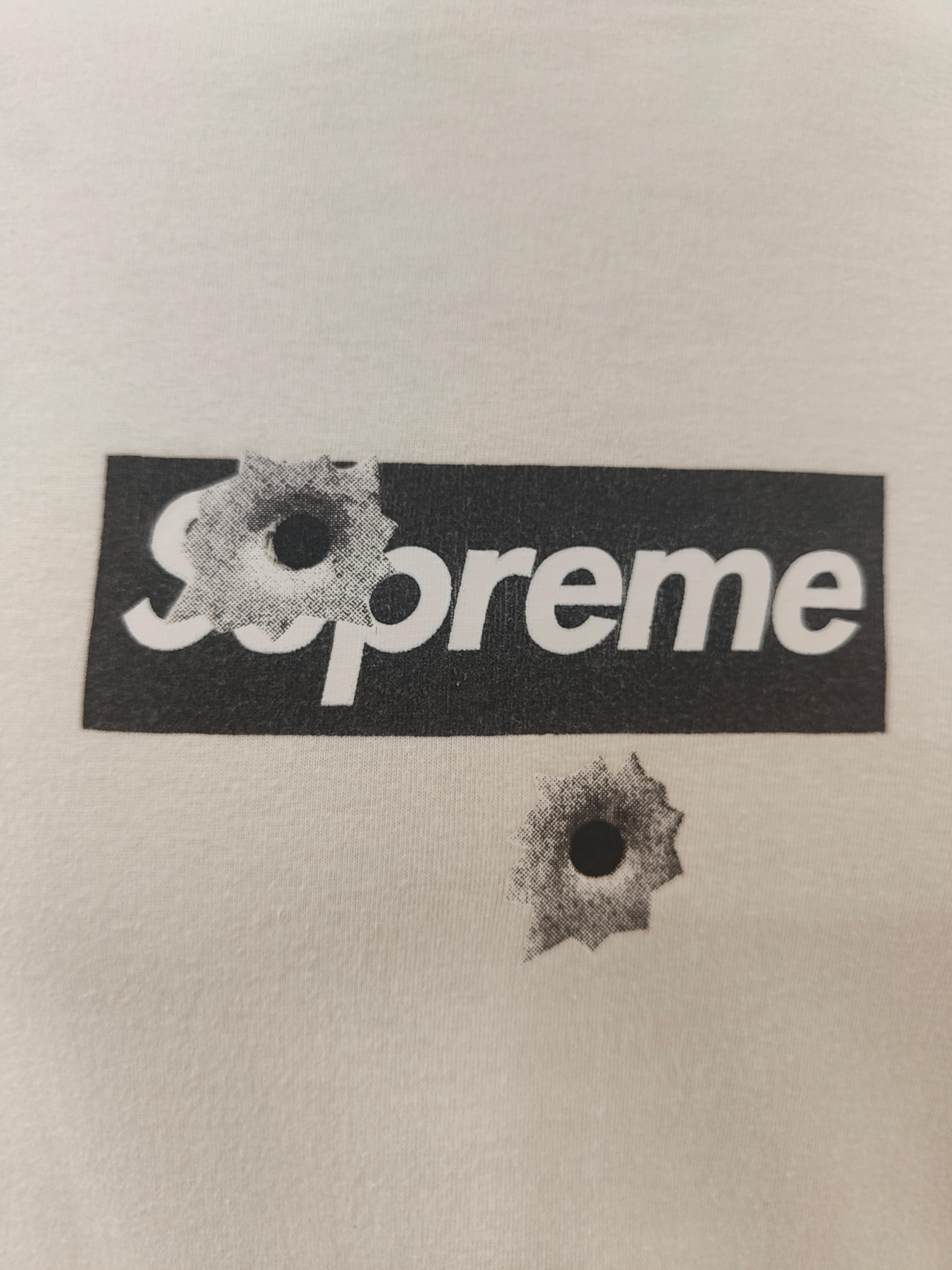 Women's or Men's Supreme White limited edition t-shirt For Sale