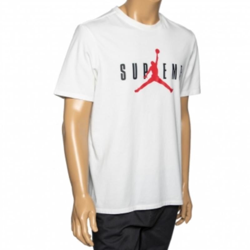 Revamp your casual outfit with this T-shirt from Supreme X Jordan. It is tailored using white cotton fabric, which is enhanced with a logo print on the front. It has short sleeves and a comfy fit. This T-shirt can be paired with jeans for a trendy