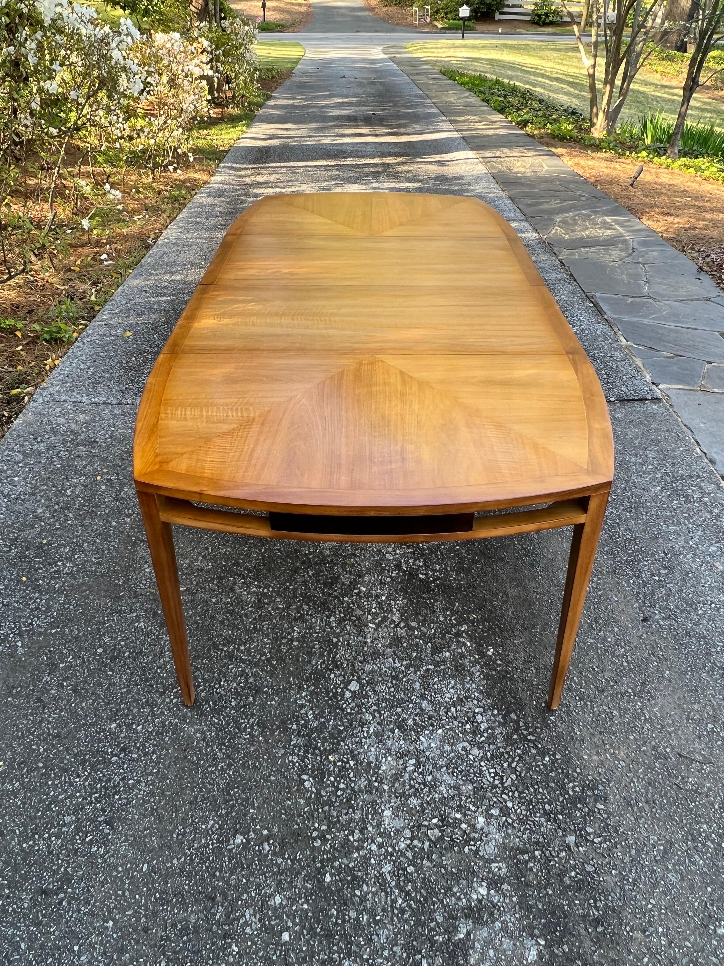 Supremely Elegant Walnut Dining Table by Michael Taylor for Baker, circa 1960 For Sale 4