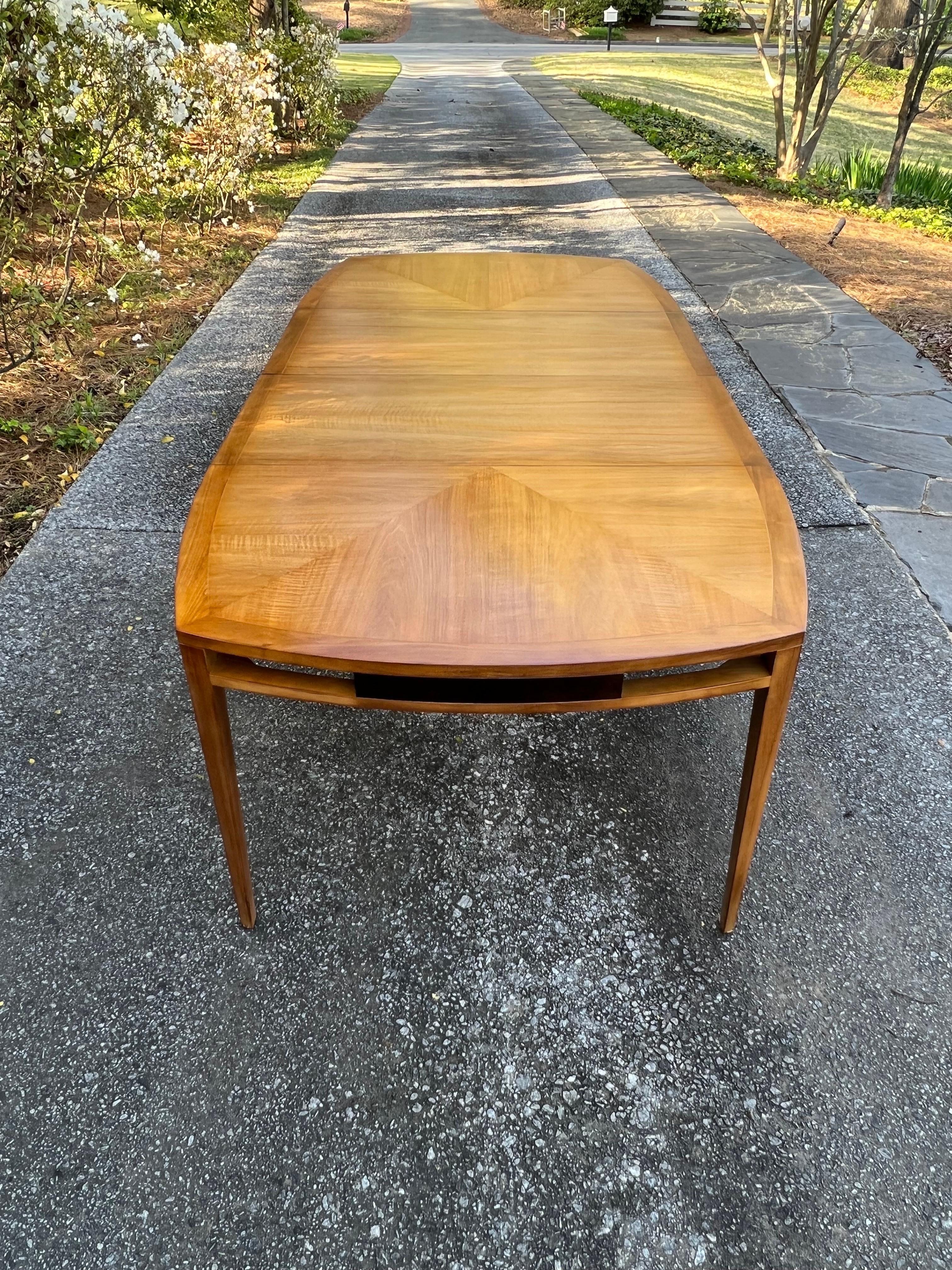 Table de salle à manger en noyer d'une élégance suprême de Michael Taylor pour Baker, vers 1960 en vente 3