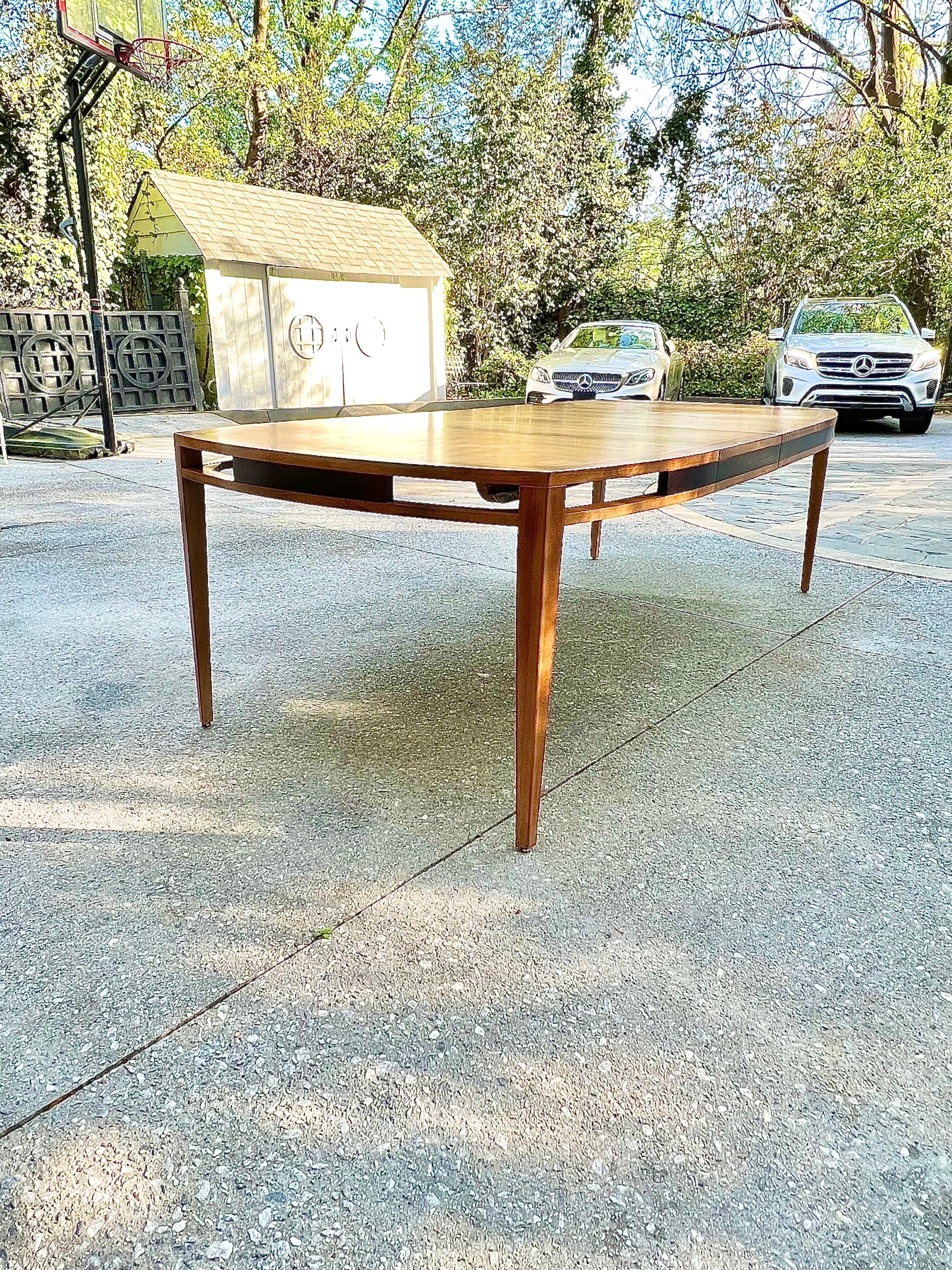 Supremely Elegant Walnut Dining Table by Michael Taylor for Baker, circa 1960 For Sale 5