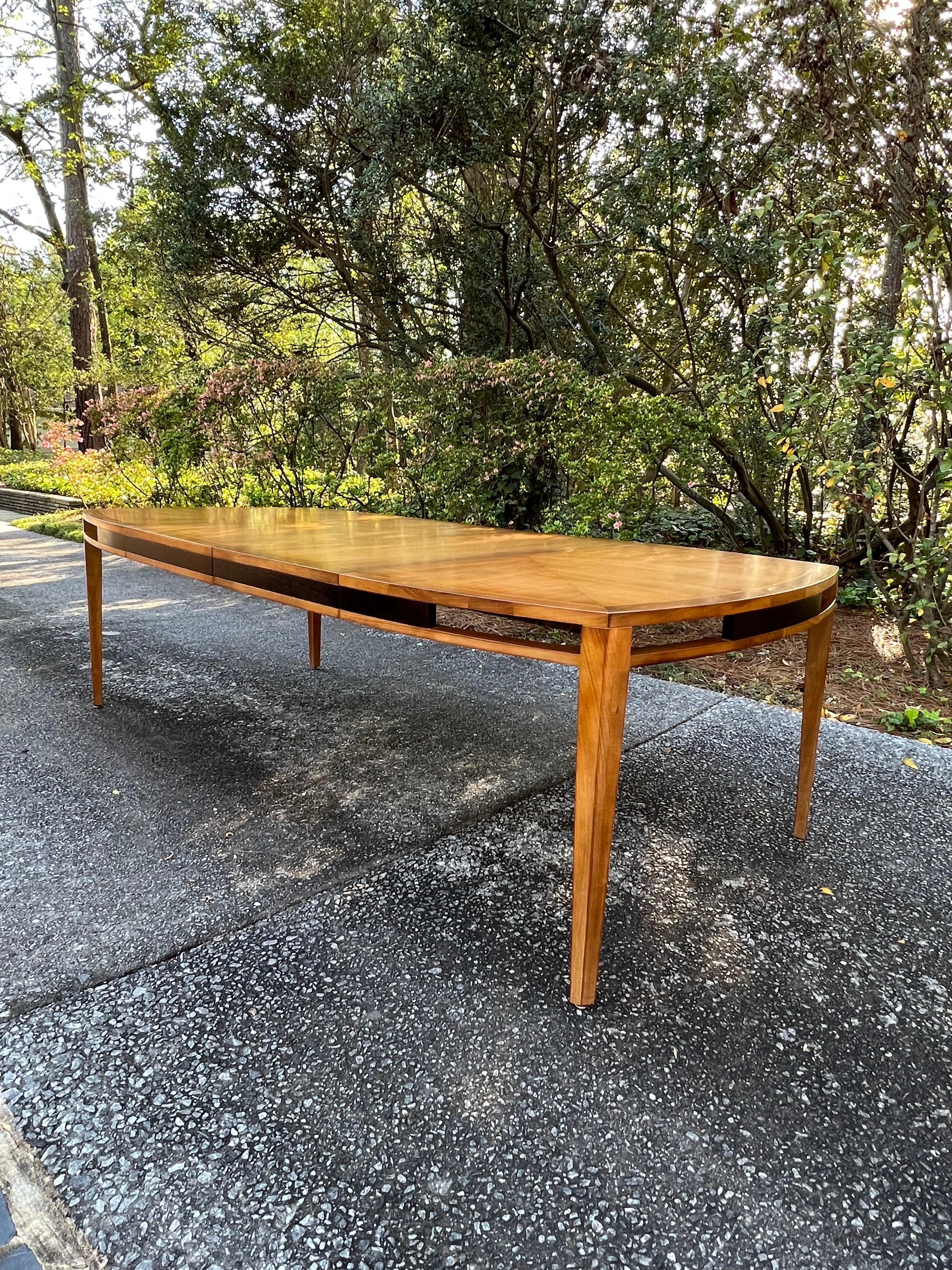 Table de salle à manger en noyer d'une élégance suprême de Michael Taylor pour Baker, vers 1960 en vente 7