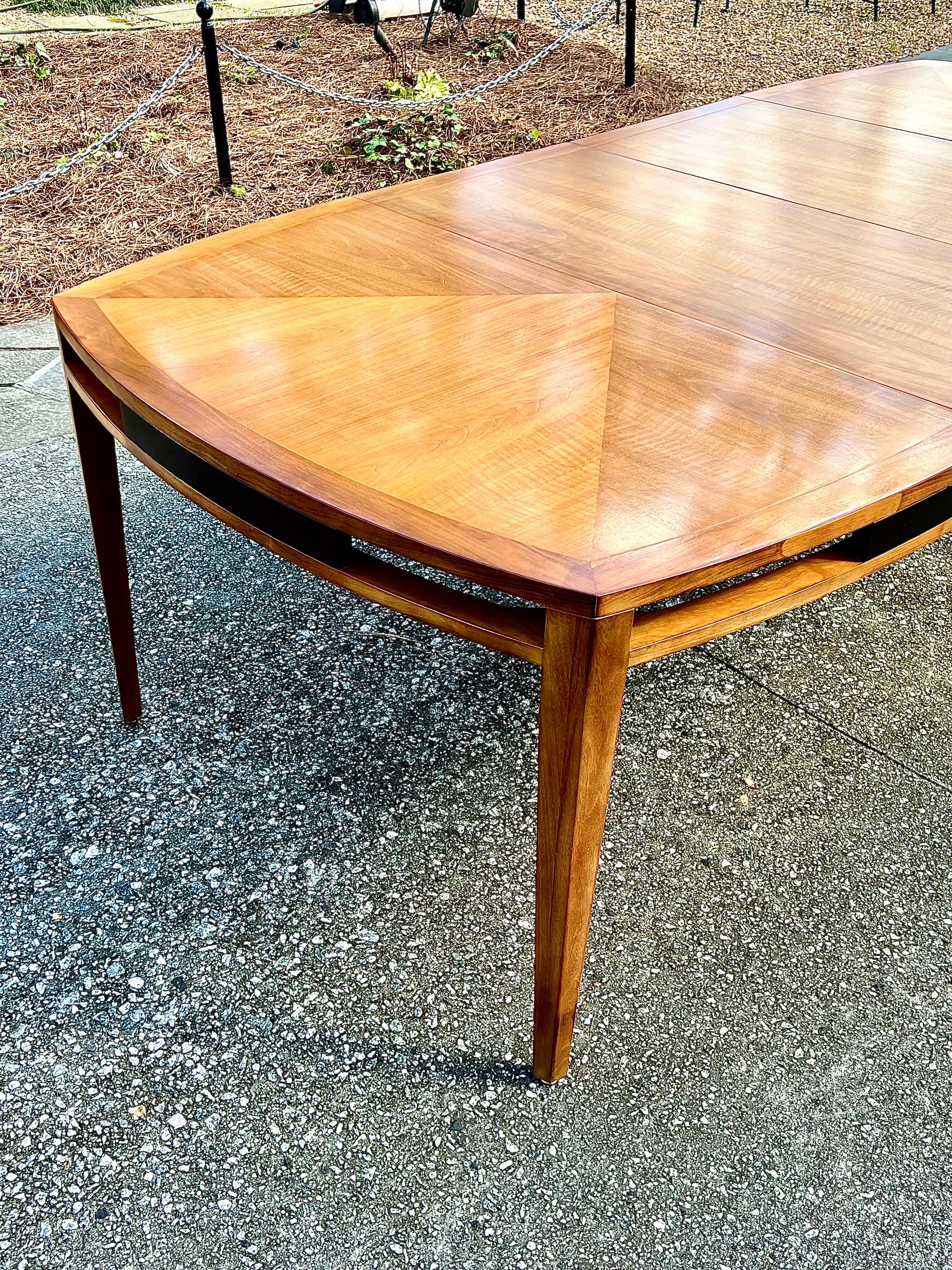 Supremely Elegant Walnut Dining Table by Michael Taylor for Baker, circa 1960 In Excellent Condition For Sale In Atlanta, GA