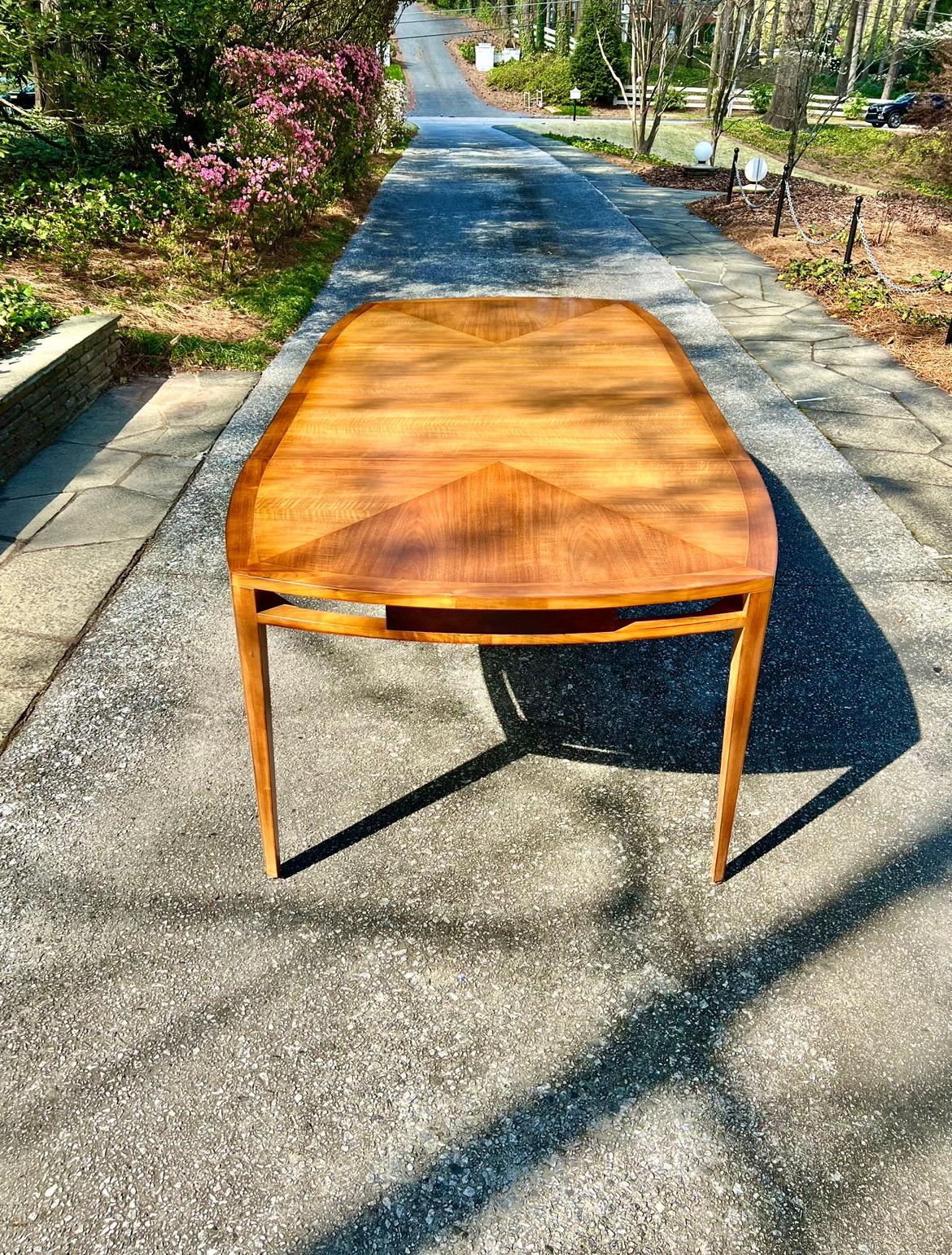 Milieu du XXe siècle Table de salle à manger en noyer d'une élégance suprême de Michael Taylor pour Baker, vers 1960 en vente