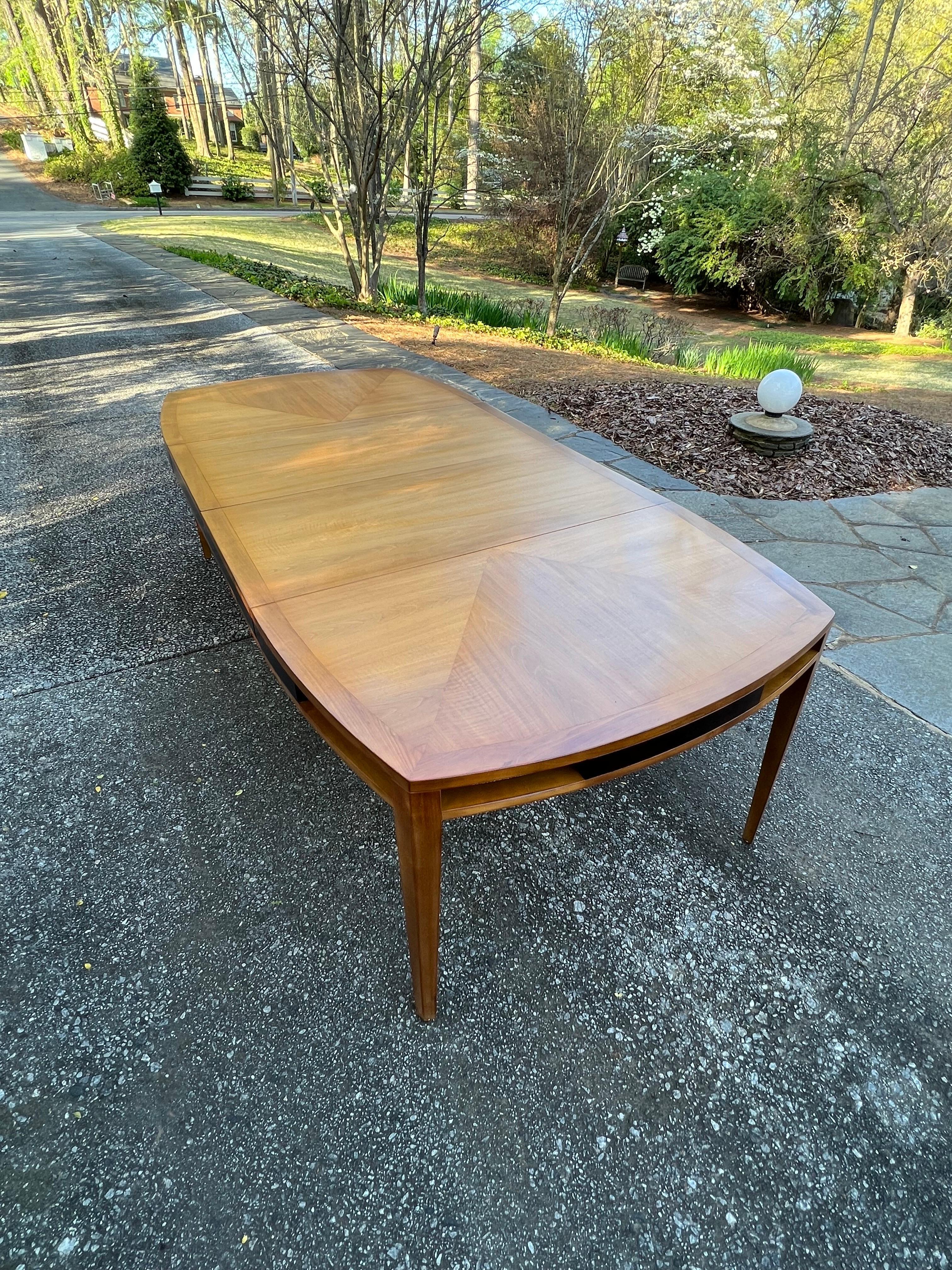 Supremely Elegant Walnut Dining Table by Michael Taylor for Baker, circa 1960 For Sale 2