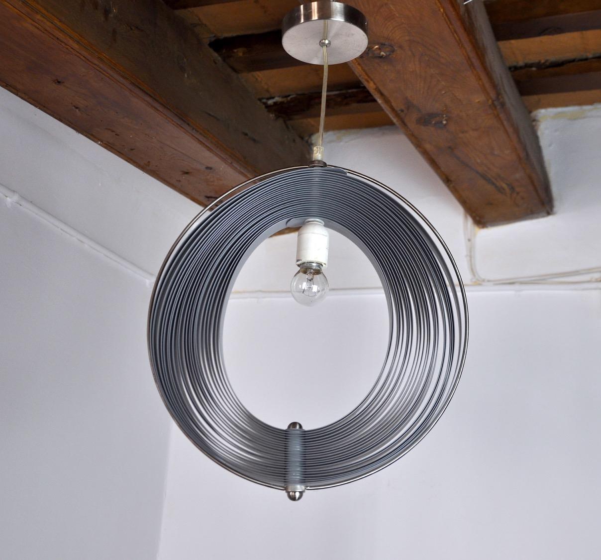 Très belle suspension de lune dans le style de Verner Panton. Objet unique qui illuminera et apportera une véritable touche design à votre intérieur. L'électricité a été vérifiée, le câblage n'est pas visible. Marques de temps relatives à l'âge de