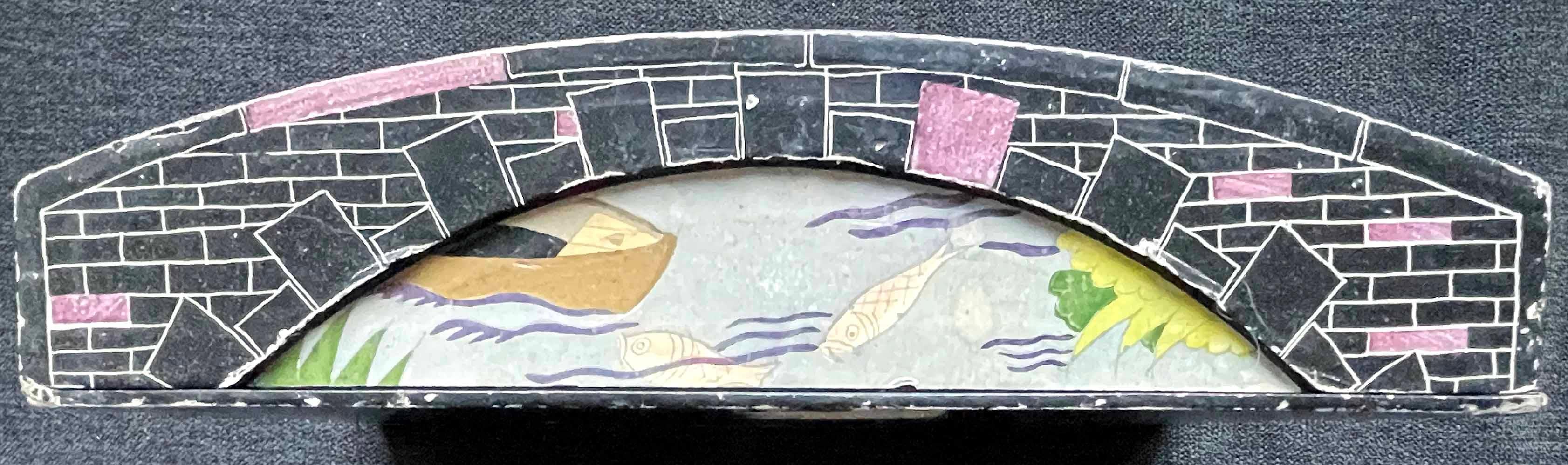 Charmante boîte Art Déco célébrant un chant traditionnel « Sur le Pont D'Avignon » État moyen - En vente à Philadelphia, PA