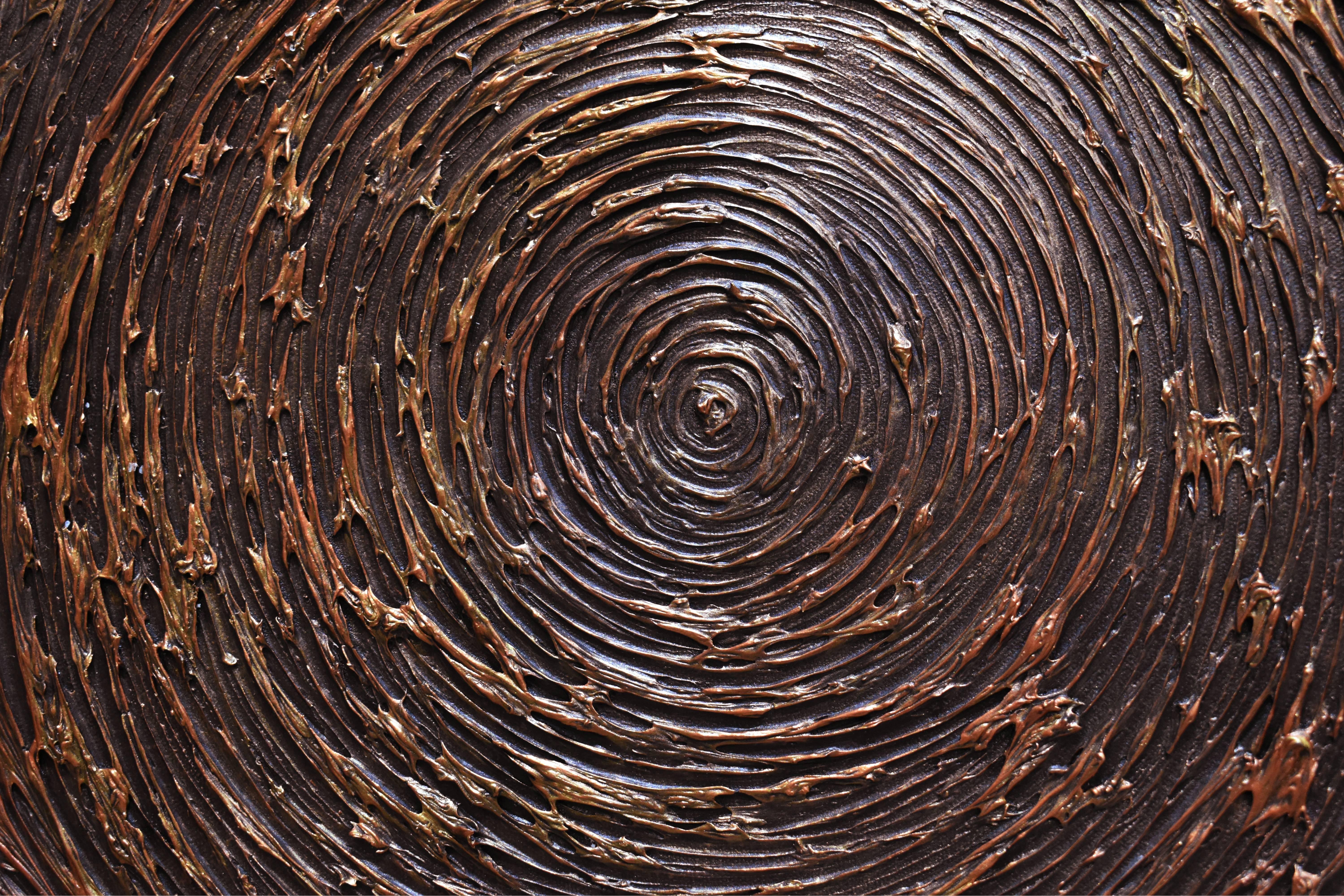 cercles abstraits et géométriques en spirale de couleur cuivre et Brown par l'artiste thaïlandais - Marron Abstract Painting par Surachate Noisagha