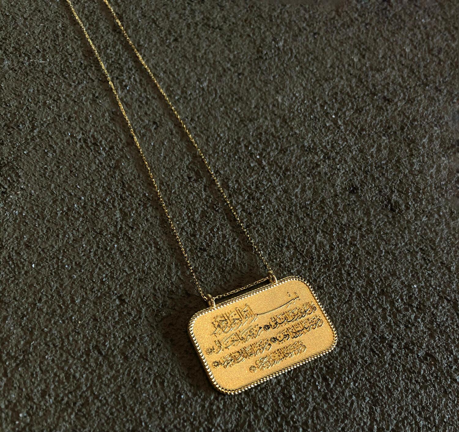 Surat Al Falaq Halskette aus 18 Karat Gelbgold (Künstler*in) im Angebot