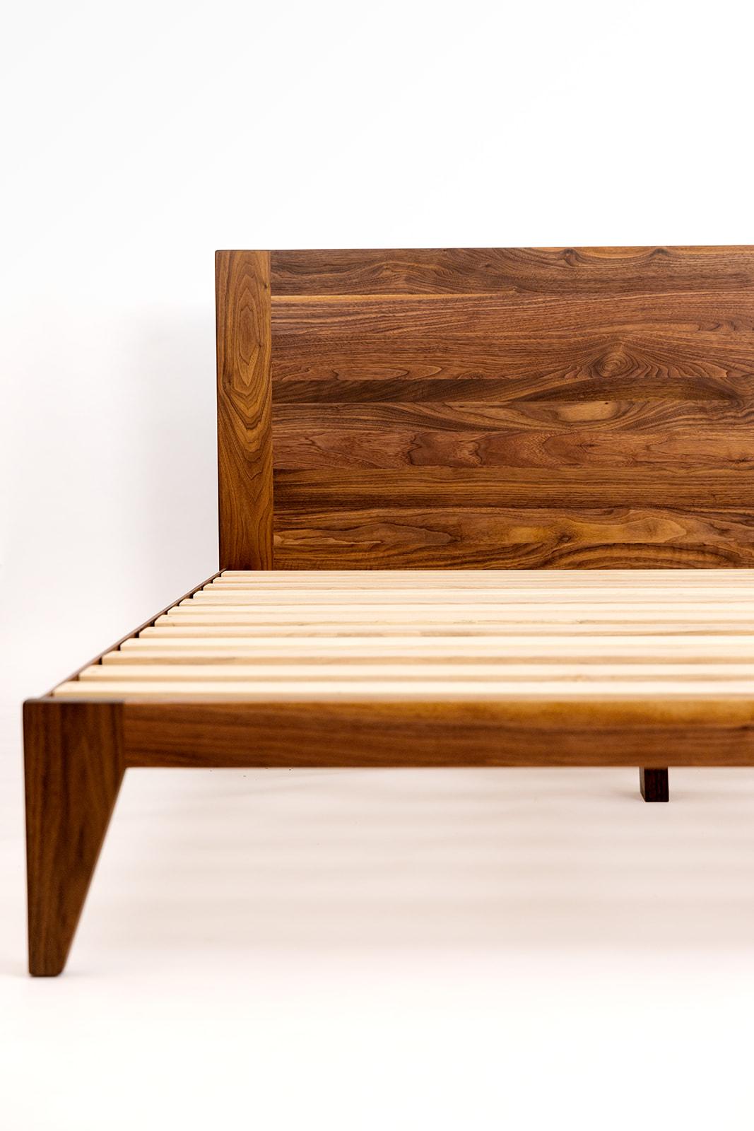 Surcle Bed en noyer durable, bois massif en vente 2