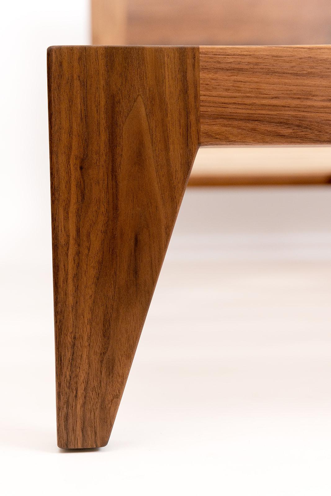Surcle Bed en noyer durable, bois massif en vente 3