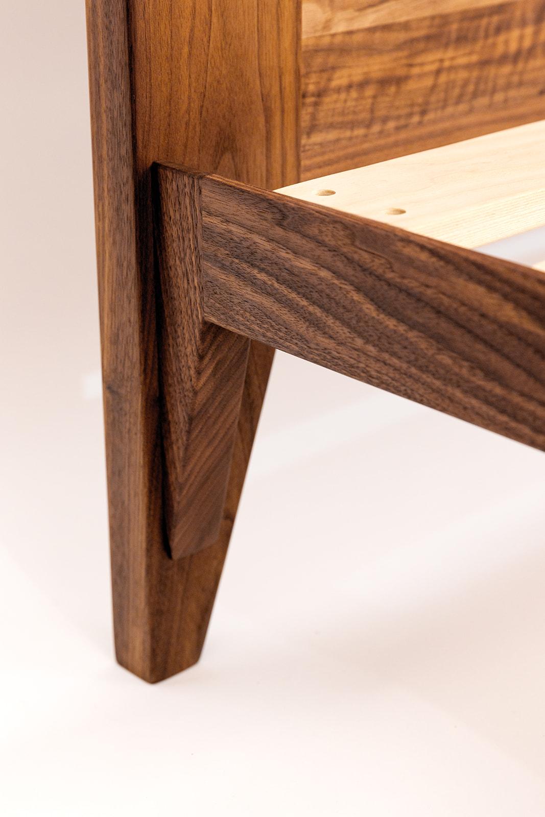 Surcle Bed en noyer durable, bois massif en vente 4