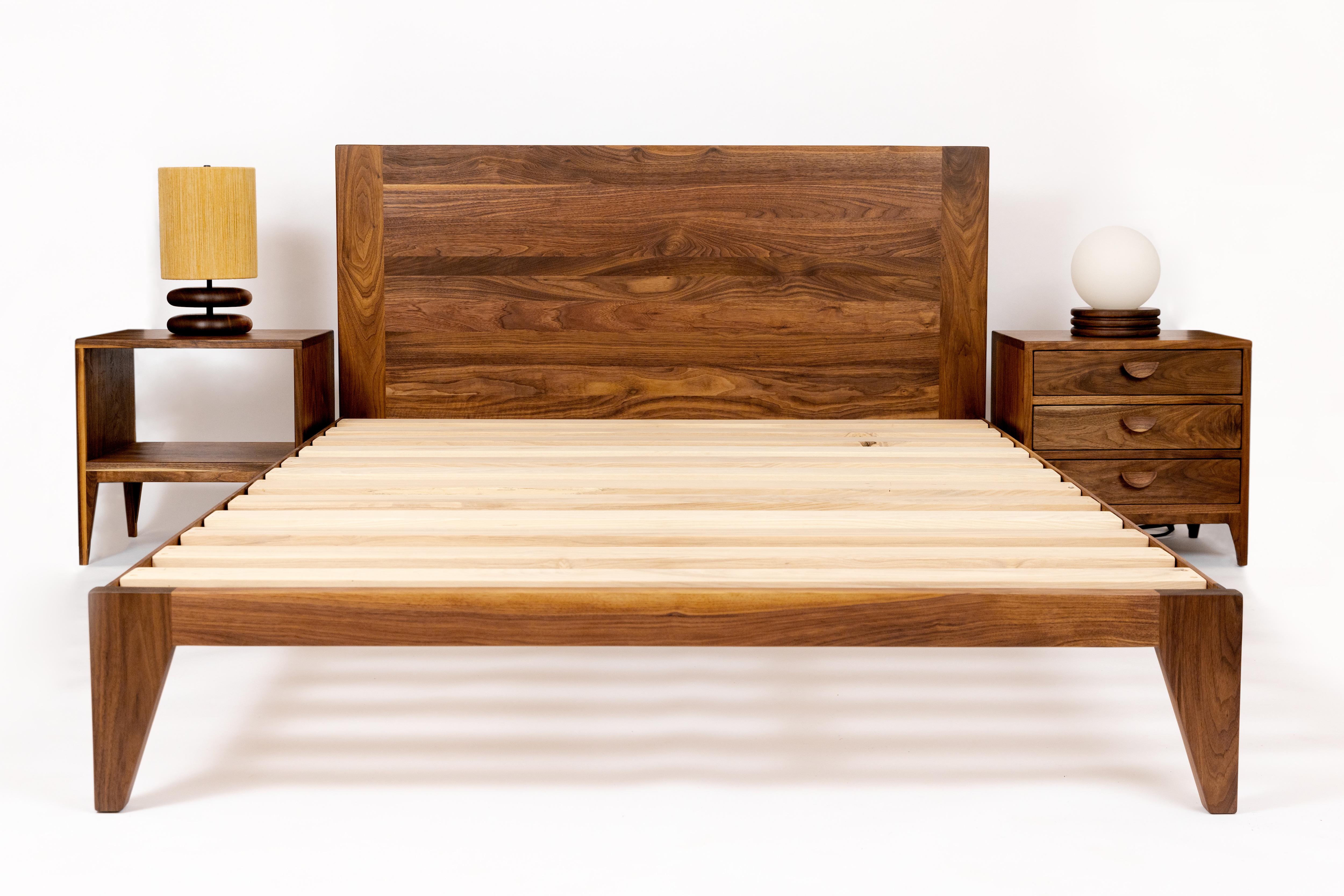 Tête de lit en planche à pain, pieds effilés, bois issu du développement durable. 

Les photos montrent un lit queen size en noyer avec des lattes en frêne. Pour le lit queen, la tête de lit mesure 61,5