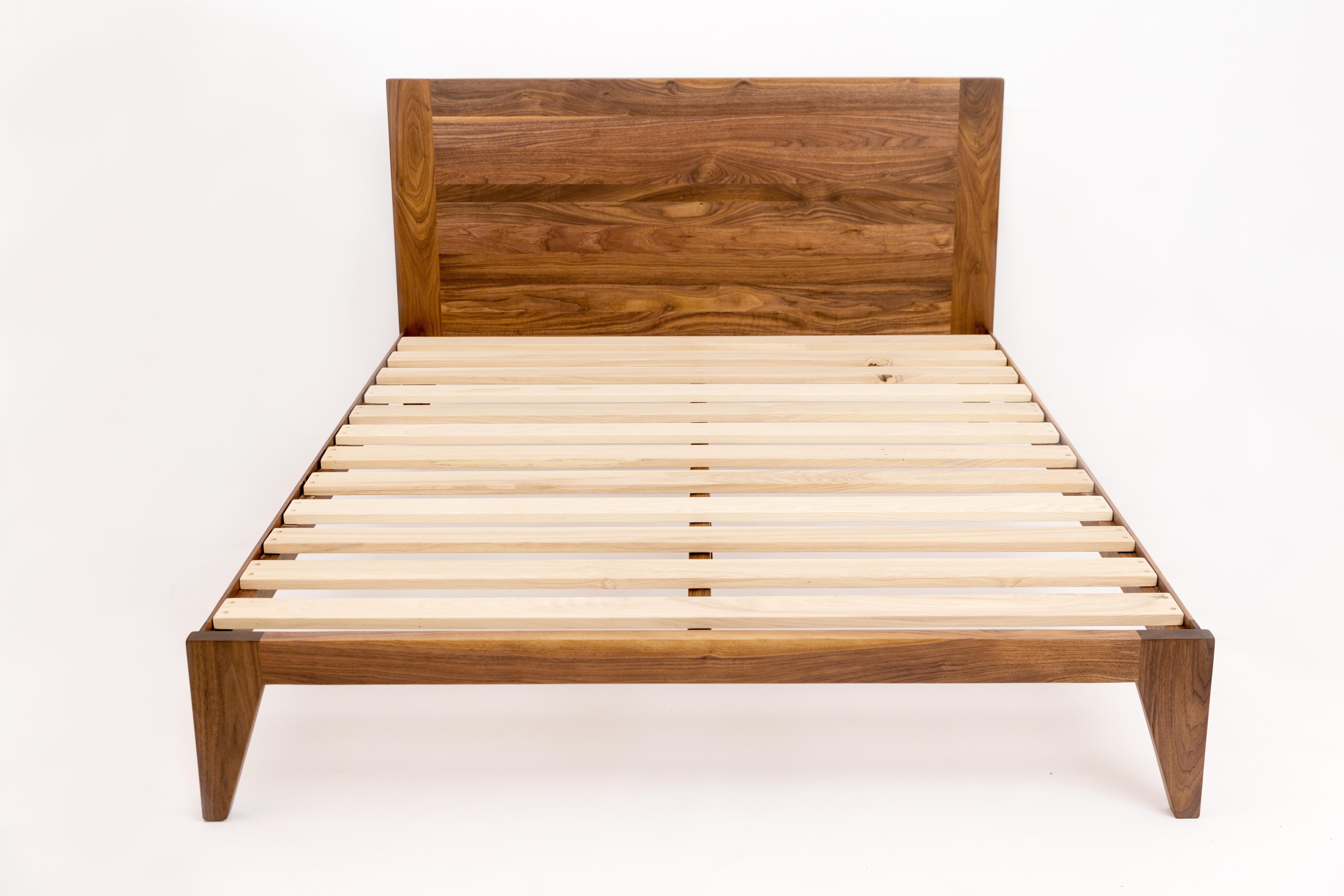 Moderne Surcle Bed en noyer durable, bois massif en vente