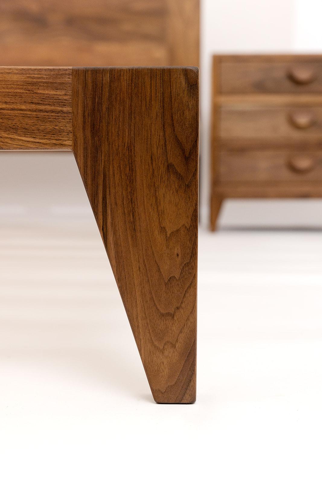 Américain Surcle Bed en noyer durable, bois massif en vente