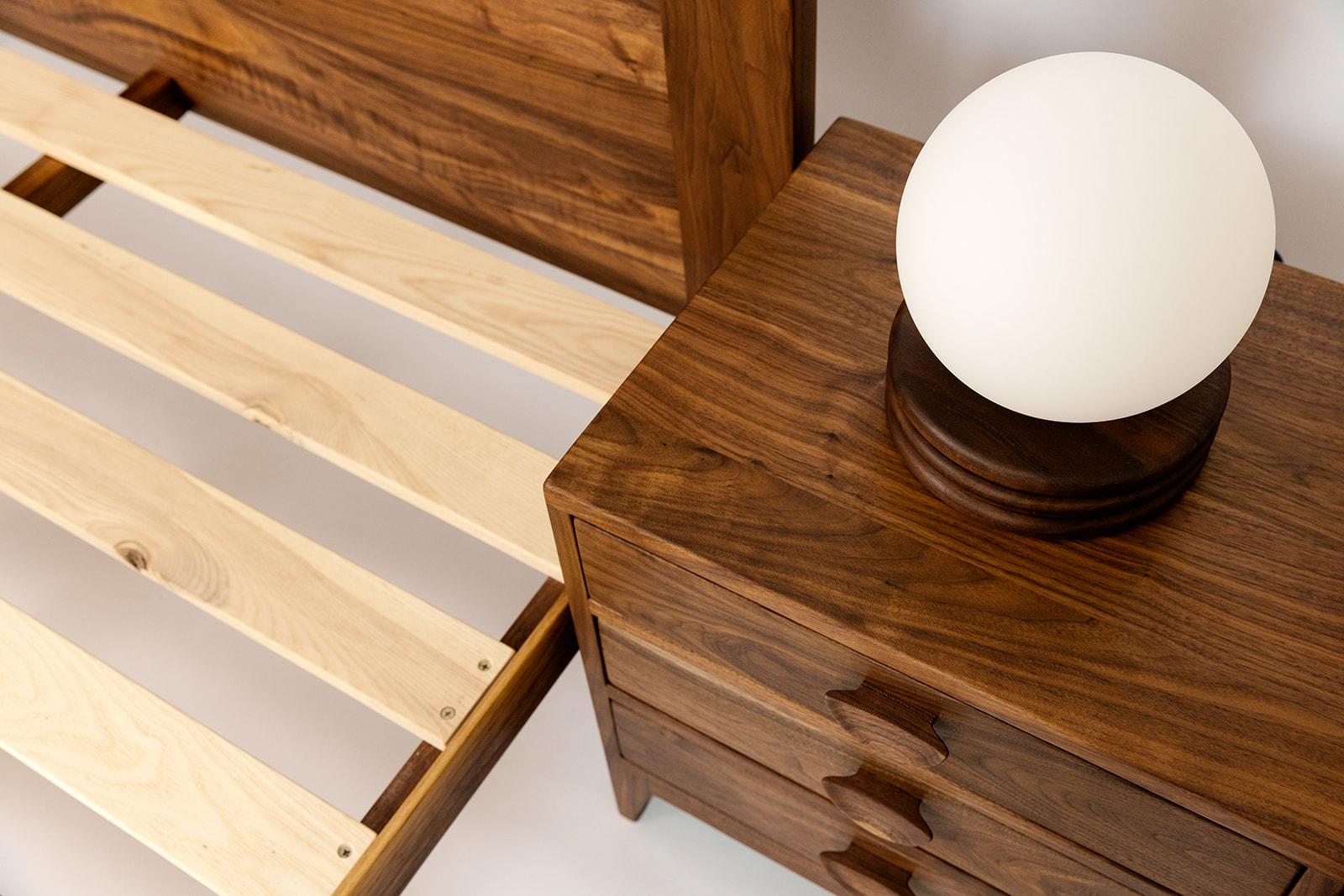Surcle Bed en noyer durable, bois massif Neuf - En vente à Los Angeles, CA