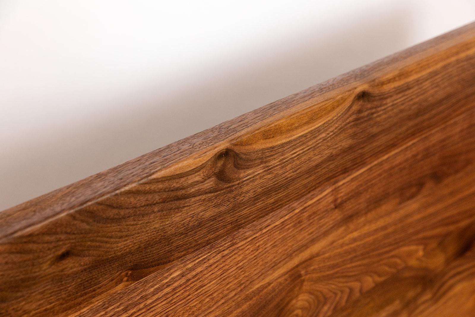Surcle Bed en noyer durable, bois massif en vente 1