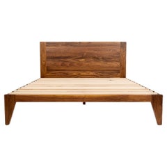 Surcle Bett aus nachhaltigem Nussbaum, Massivholz