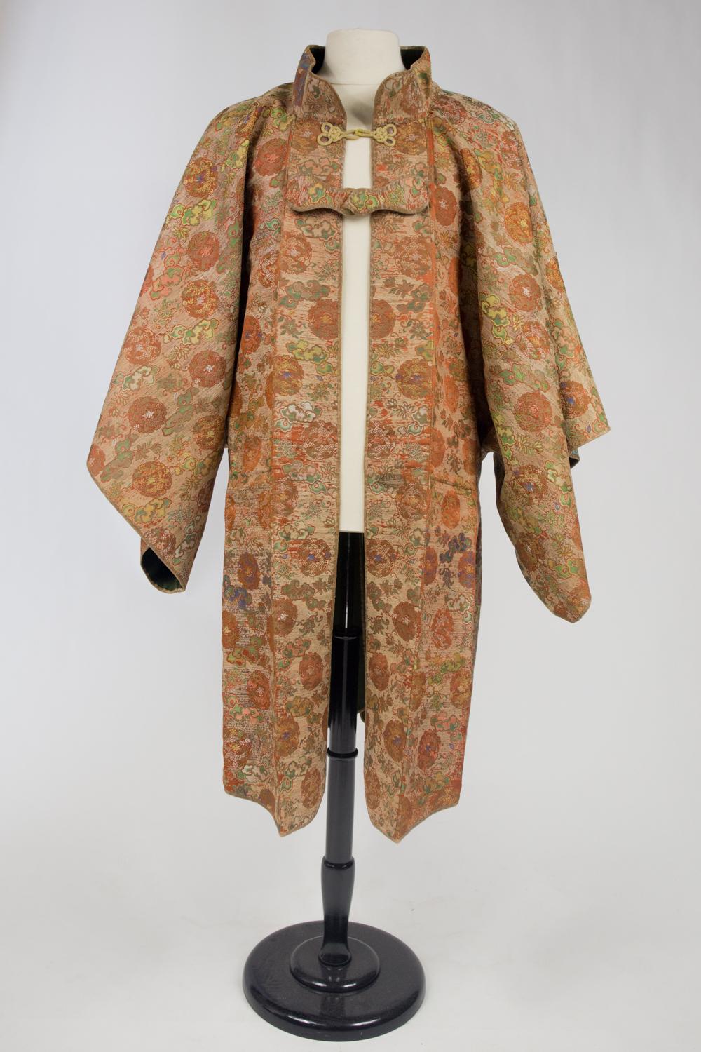 Surcoat Jinbaori for a Japanese dignitary in lampas silk- Japan Edo early 19th c For Sale 2