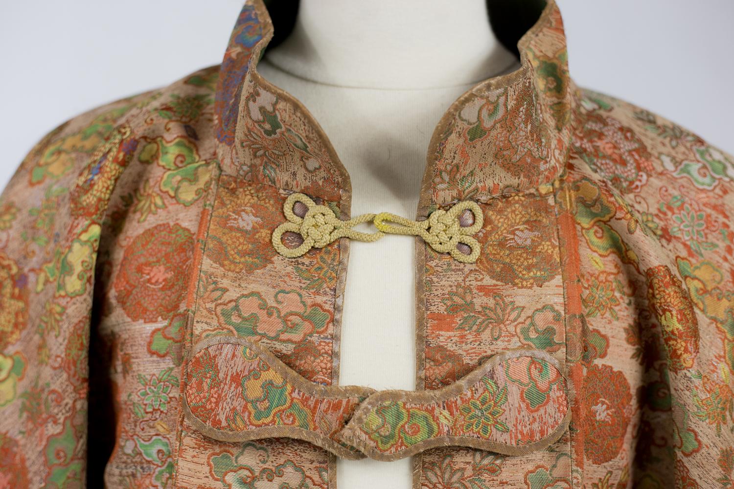 Surcoat Jinbaori for a Japanese dignitary in lampas silk- Japan Edo early 19th c For Sale 3