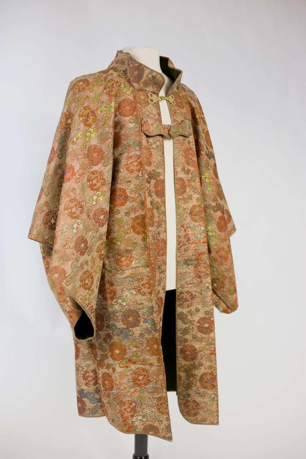 Surcoat Jinbaori for a Japanese dignitary in lampas silk- Japan Edo early 19th c For Sale 6