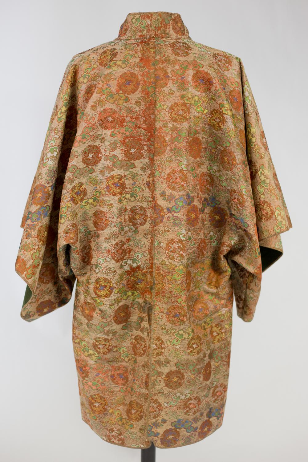 Surcoat Jinbaori for a Japanese dignitary in lampas silk- Japan Edo early 19th c For Sale 7