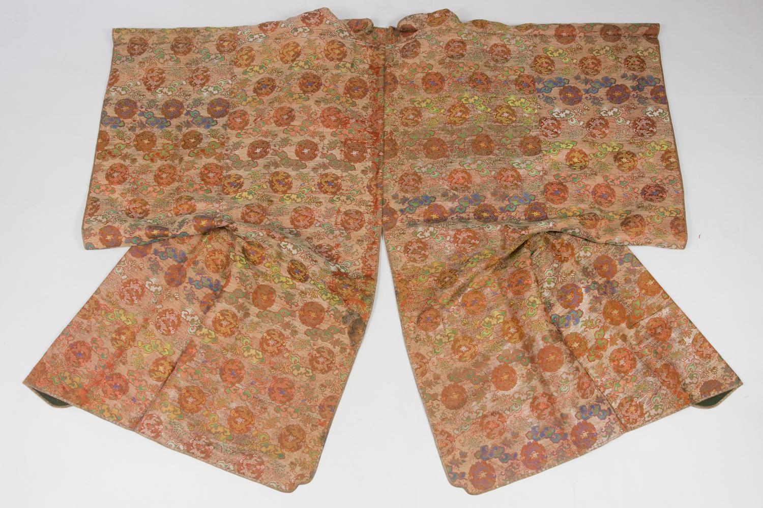Inizio del diciannovesimo secolo
Giappone
 Un cappotto Kimono da collezione per un dignitario giapponese, periodo Edo, in lampasso foderato di lana con stemma risalente all'inizio del XIX secolo. Bellissimo lampasso in lamé del XVIII secolo,