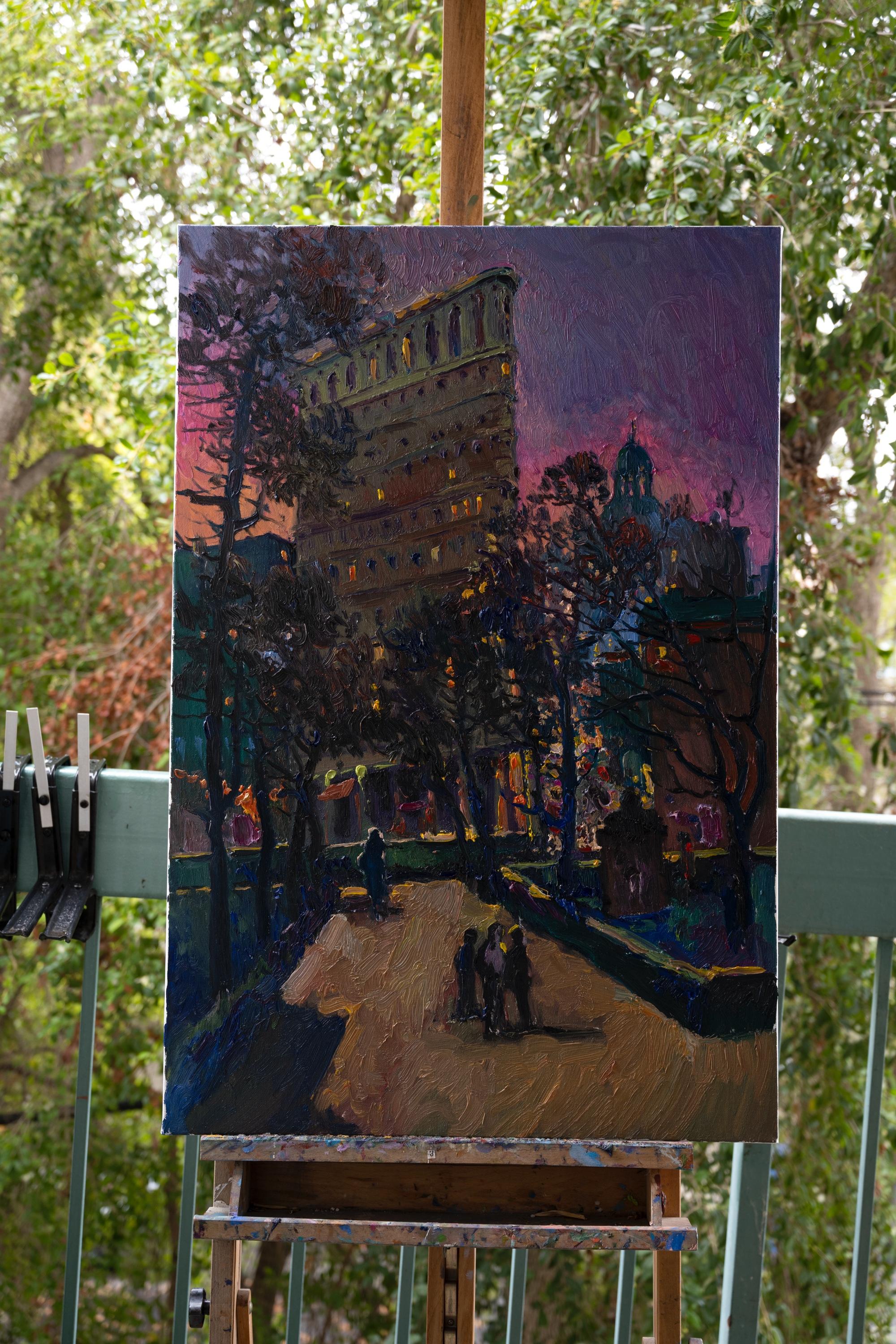 Peinture à l'huile « Twilight in New York », Flatiron Building - Impressionnisme abstrait Art par Suren Nersisyan